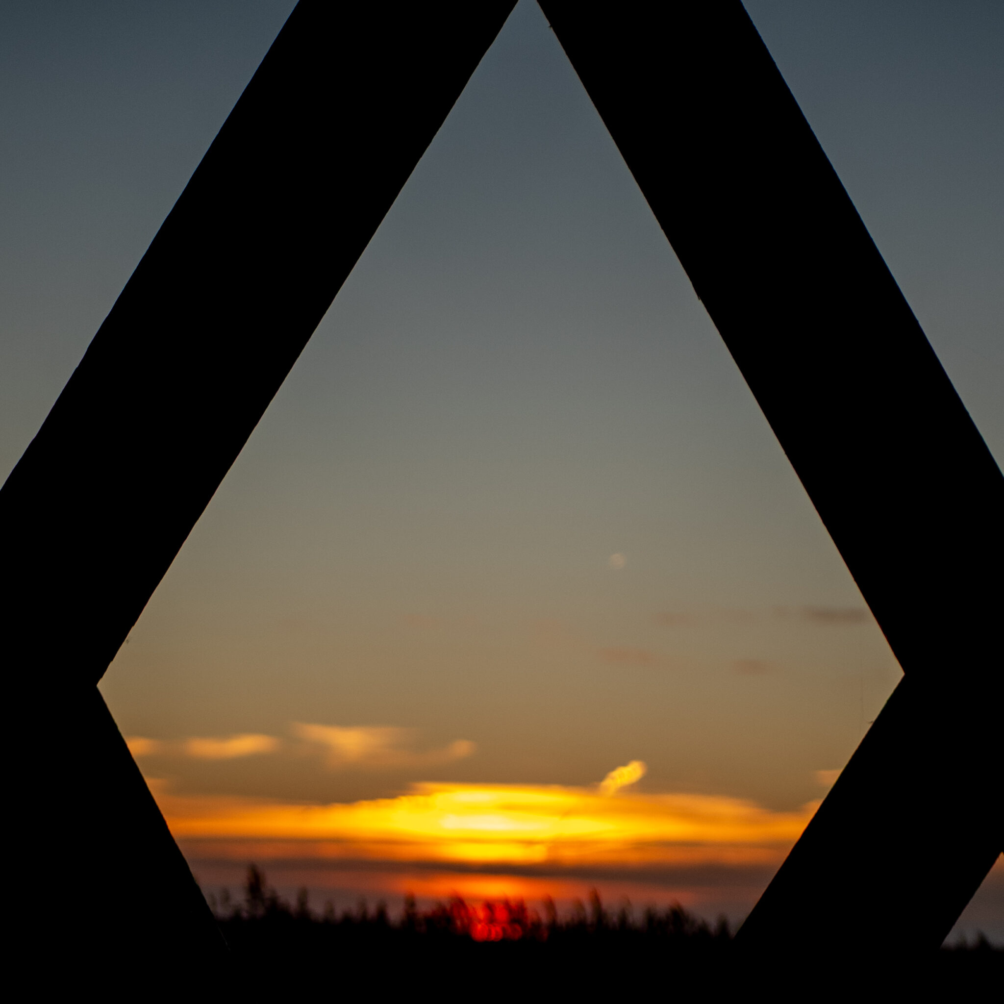 Päikeseloojang geomeetriliste kujundite vahel.