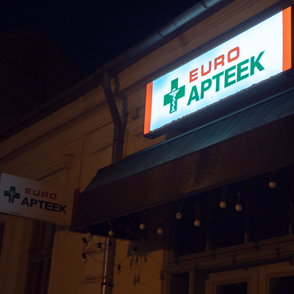 Euro Apteek apteek öises valguses.