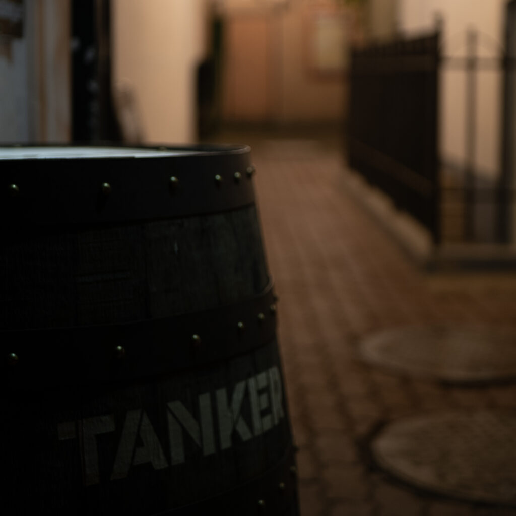 Tume puidust tünn kirjaga „TANKER”.