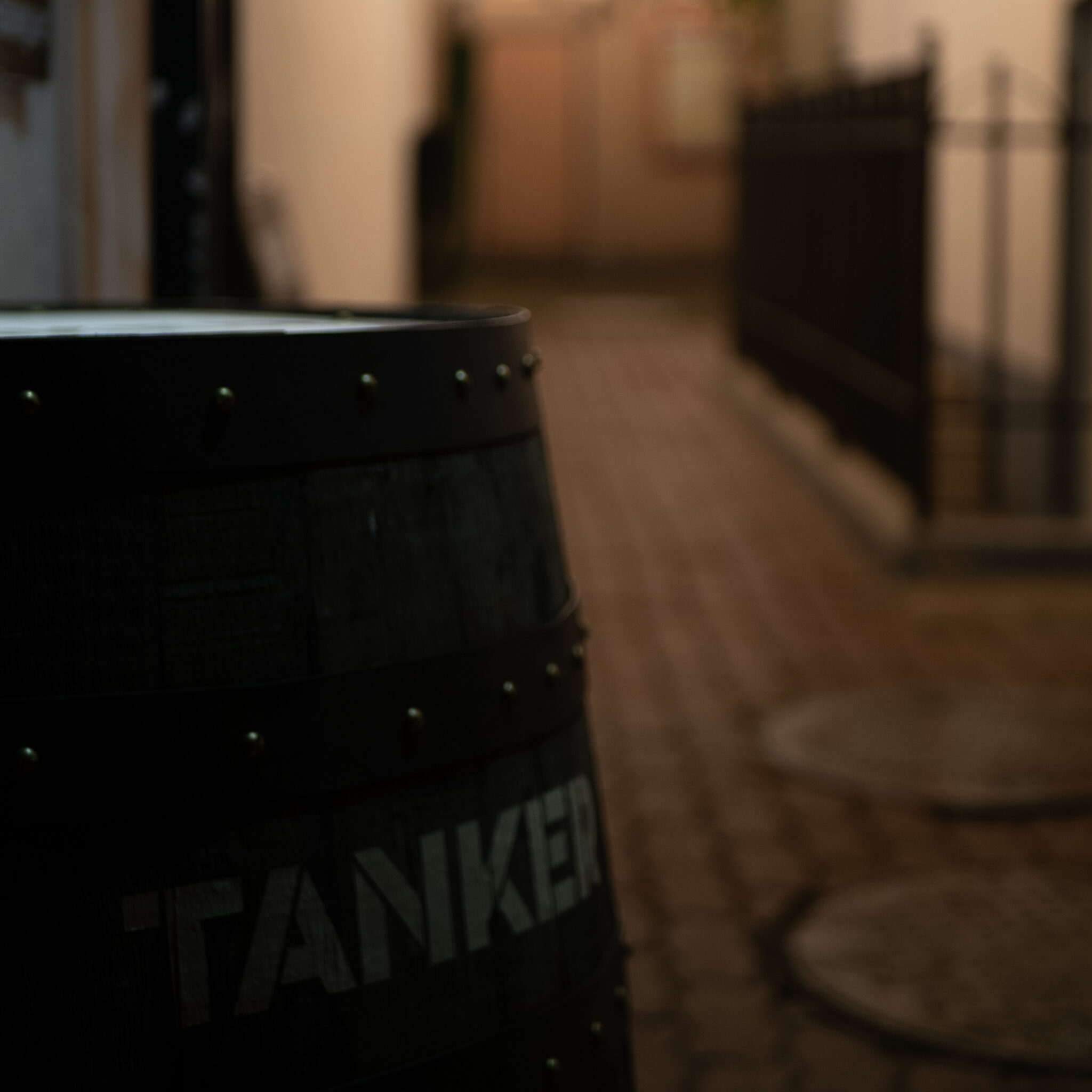 Tume puidust tünn kirjaga „TANKER”.