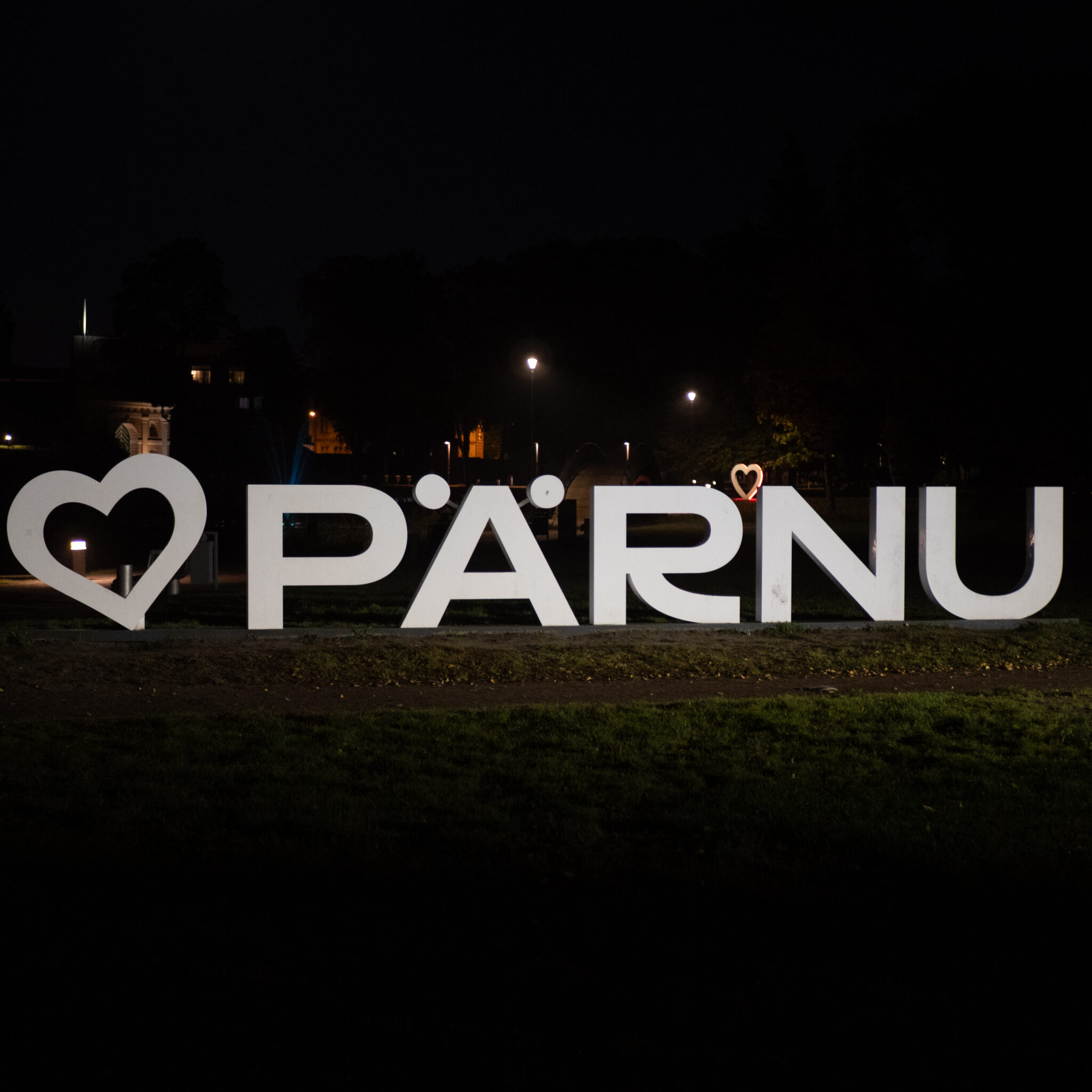 Pärnu silt südamekujuliste kujunditega öises vaates.