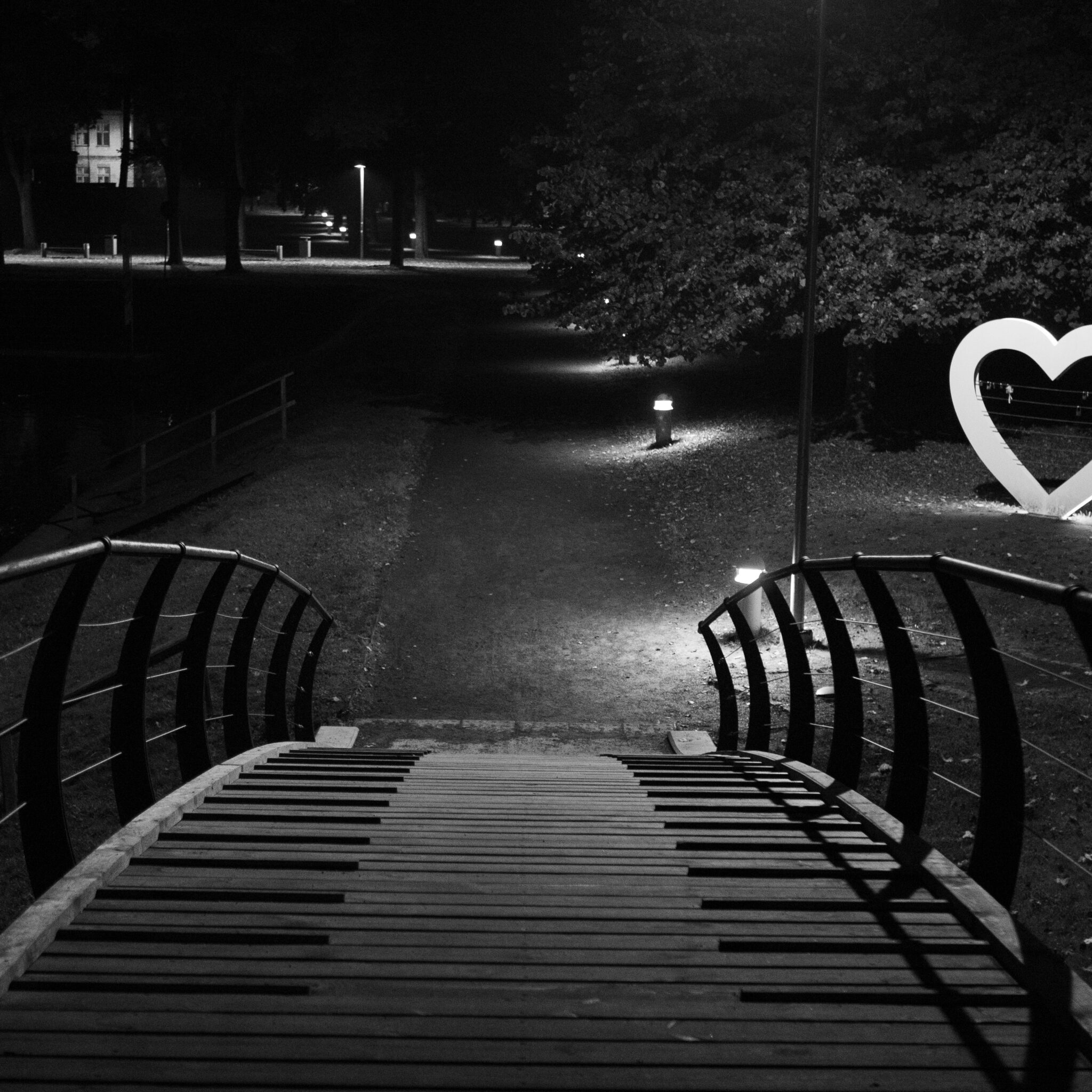 Klaverikujuline sild viib südamekujuliseni skulptuurini öises pargis.