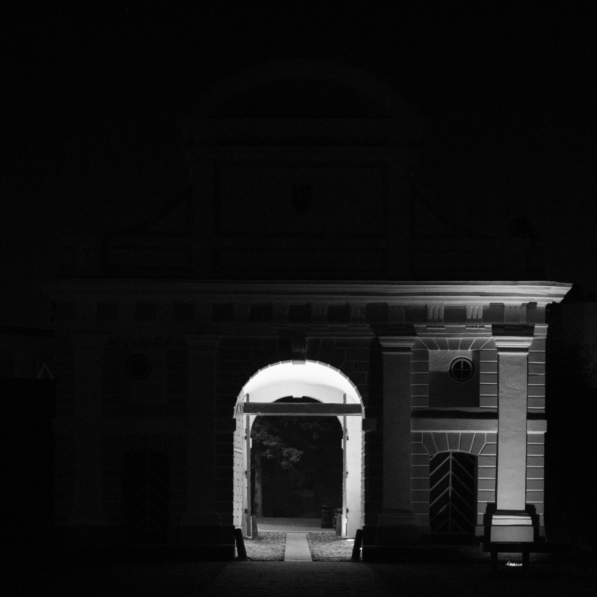 Tume hoone valgustatud kaarvõlviga.