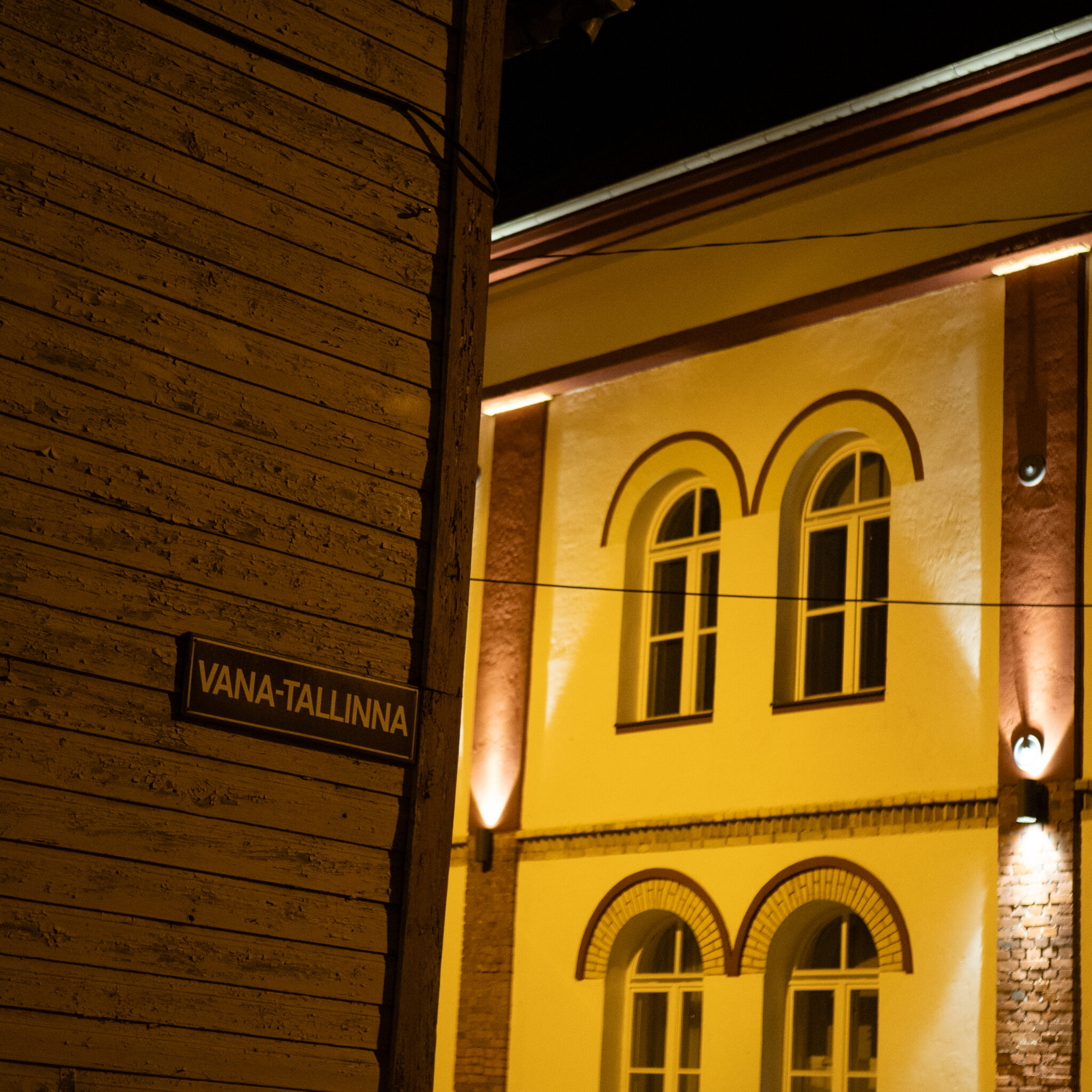 Vana-Tallinna hoone valgustatud öösel.