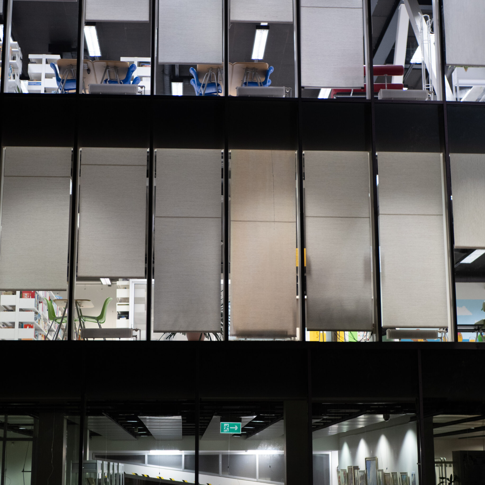 Kaasaegne klaasakendega büroohoone ruloodega.