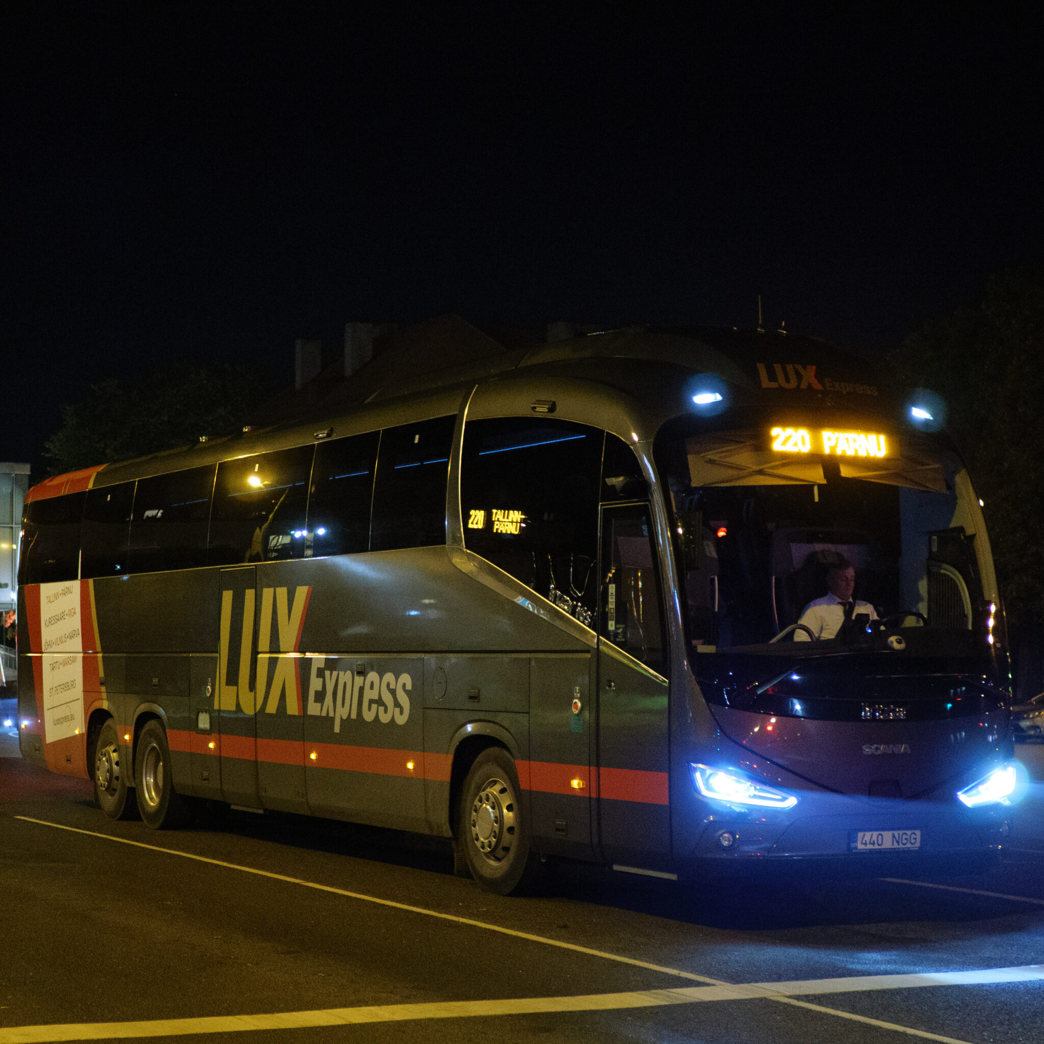 Lux Expressi buss teel öises valguses.
