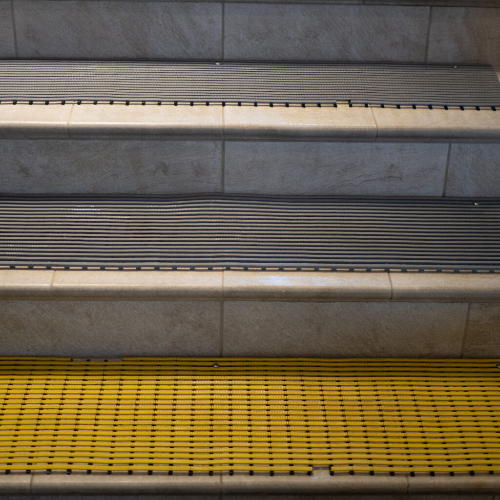 Trepp kollaste ja mustade astmetega.