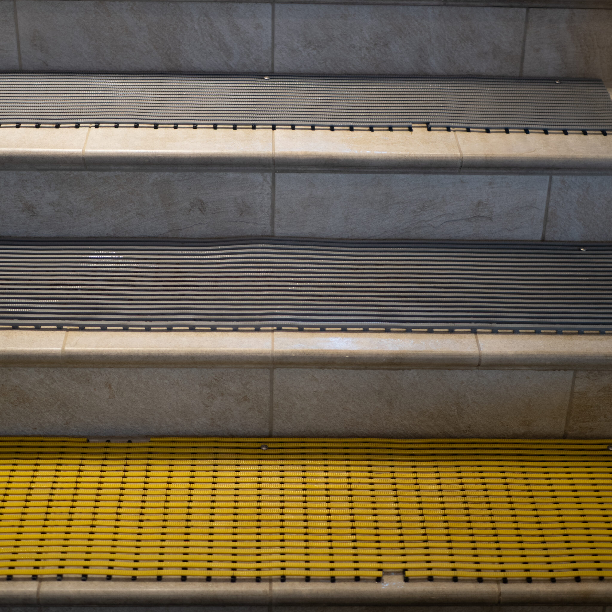 Trepp kollaste ja mustade astmetega.