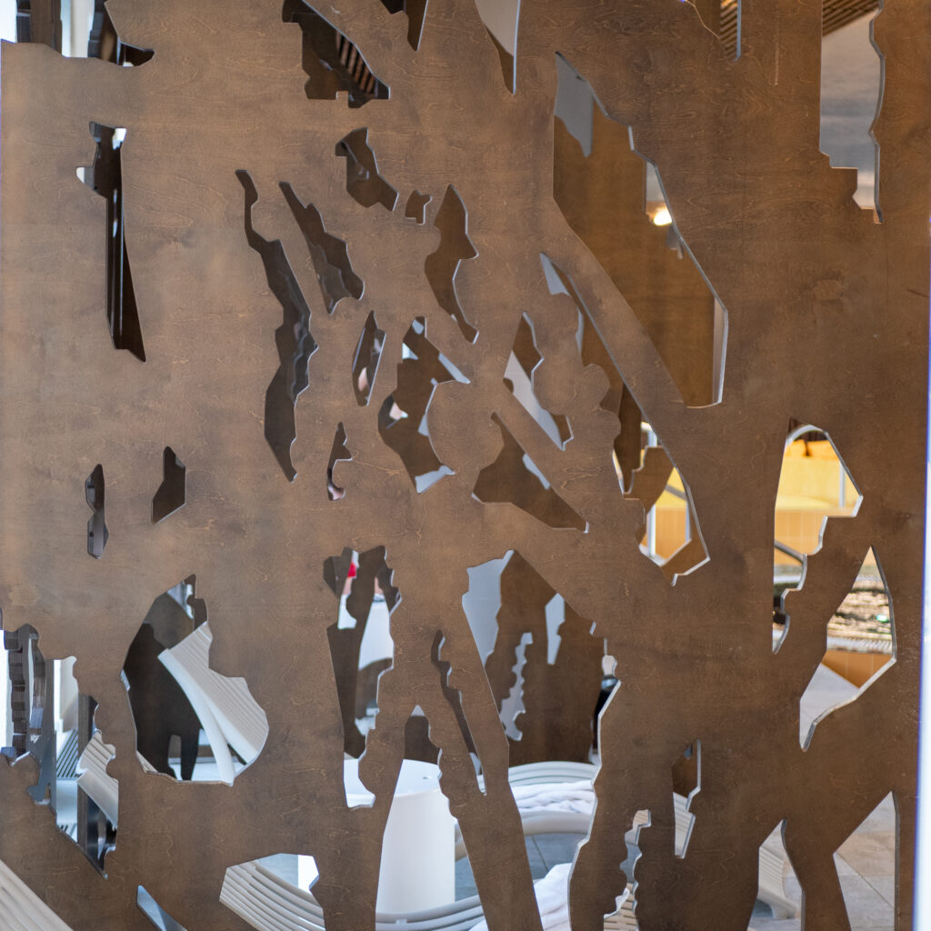 Metallvõre detailsete lõigete ja valge mööbliga ruum tagaplaanil.