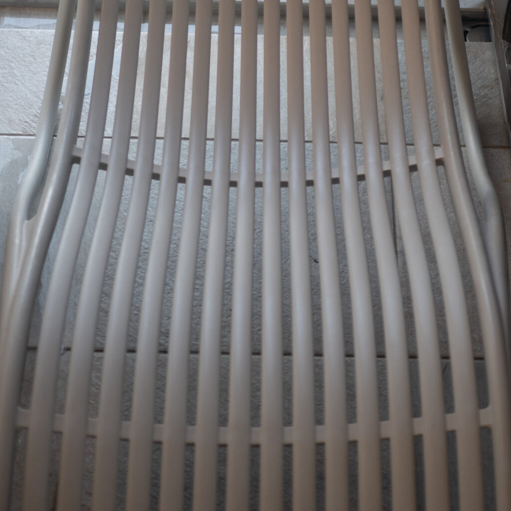 Beež plastiktool liistudest seljatoe ja istmega.