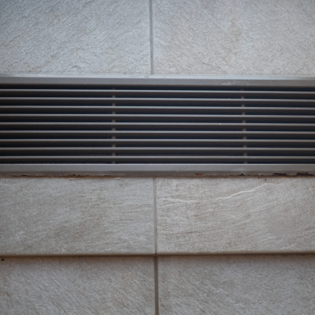 Õhuava beežil seinal.