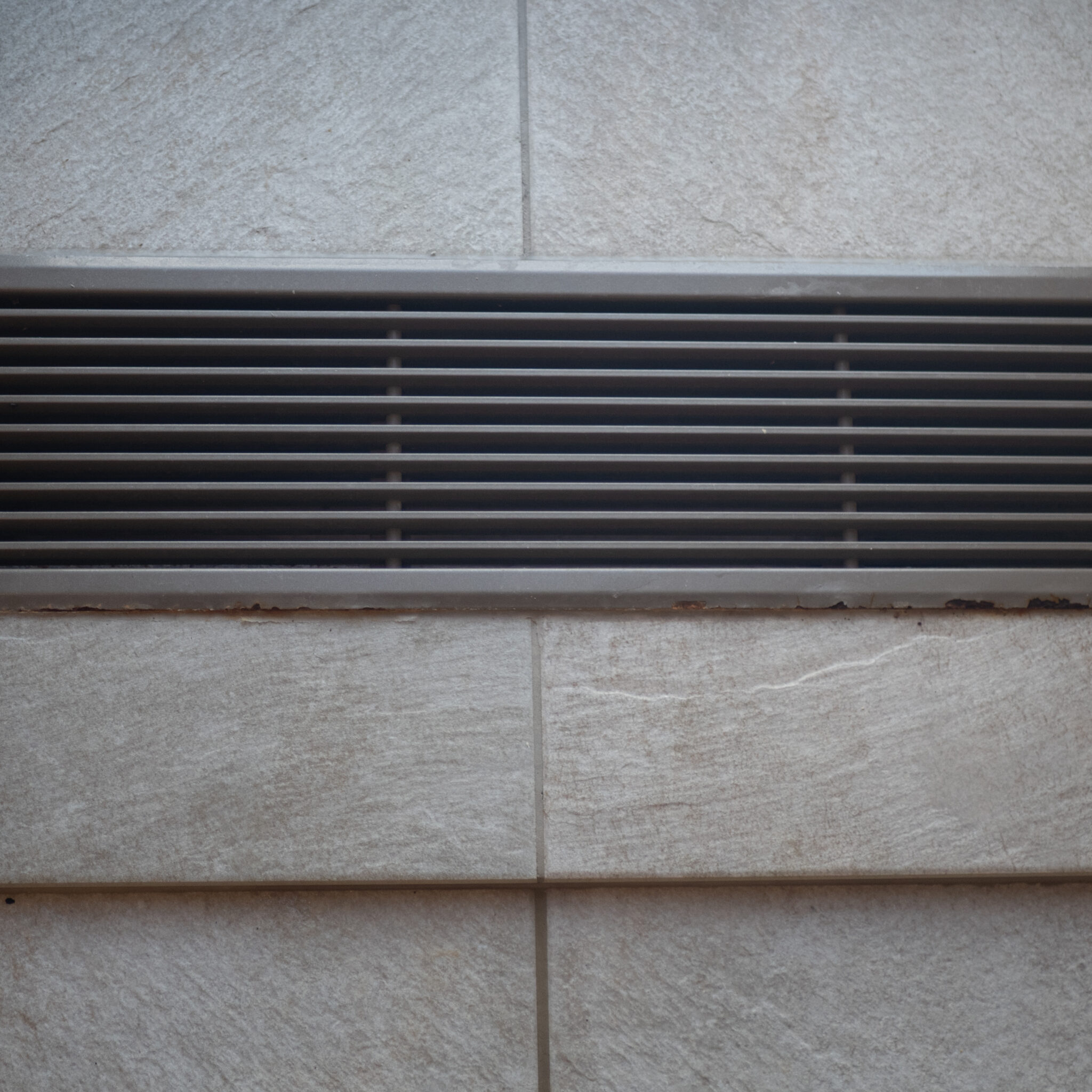 Õhuava beežil seinal.