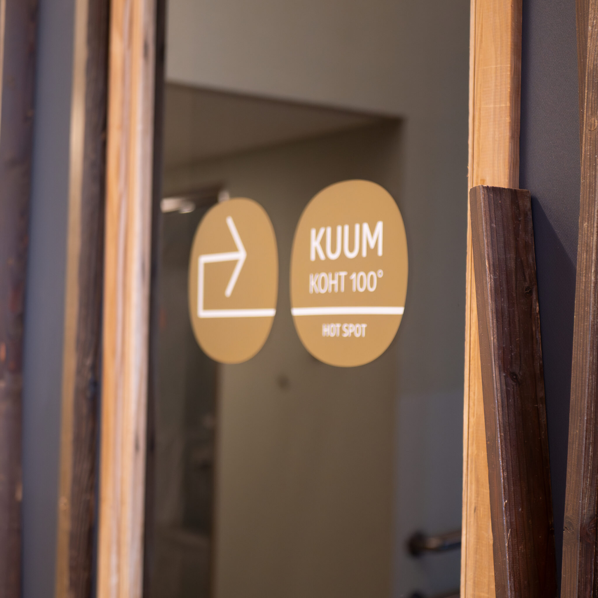 Silt viitab tualetile puidust hoones.