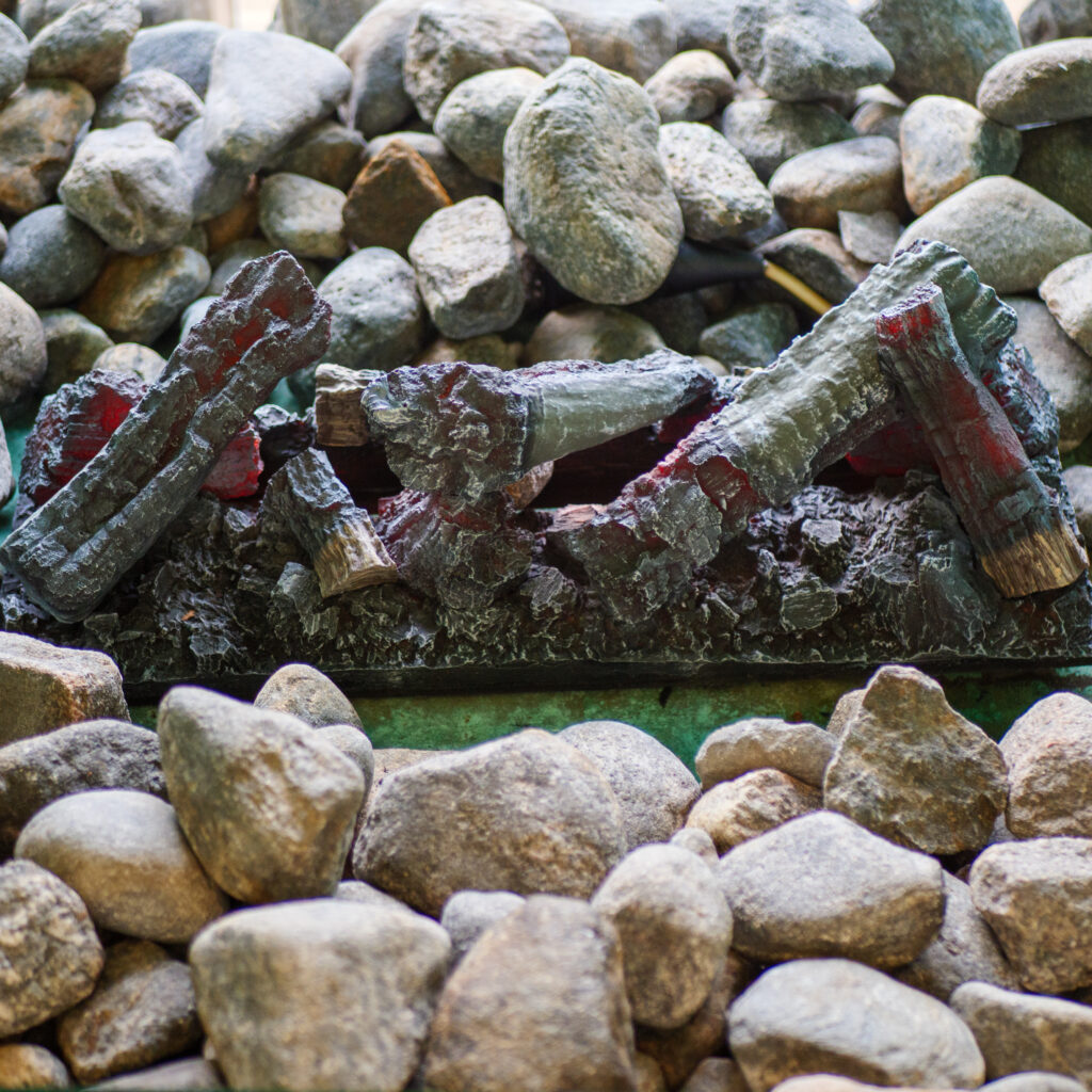 Dekoratiivne kamin kunstpalkide ja kividega.