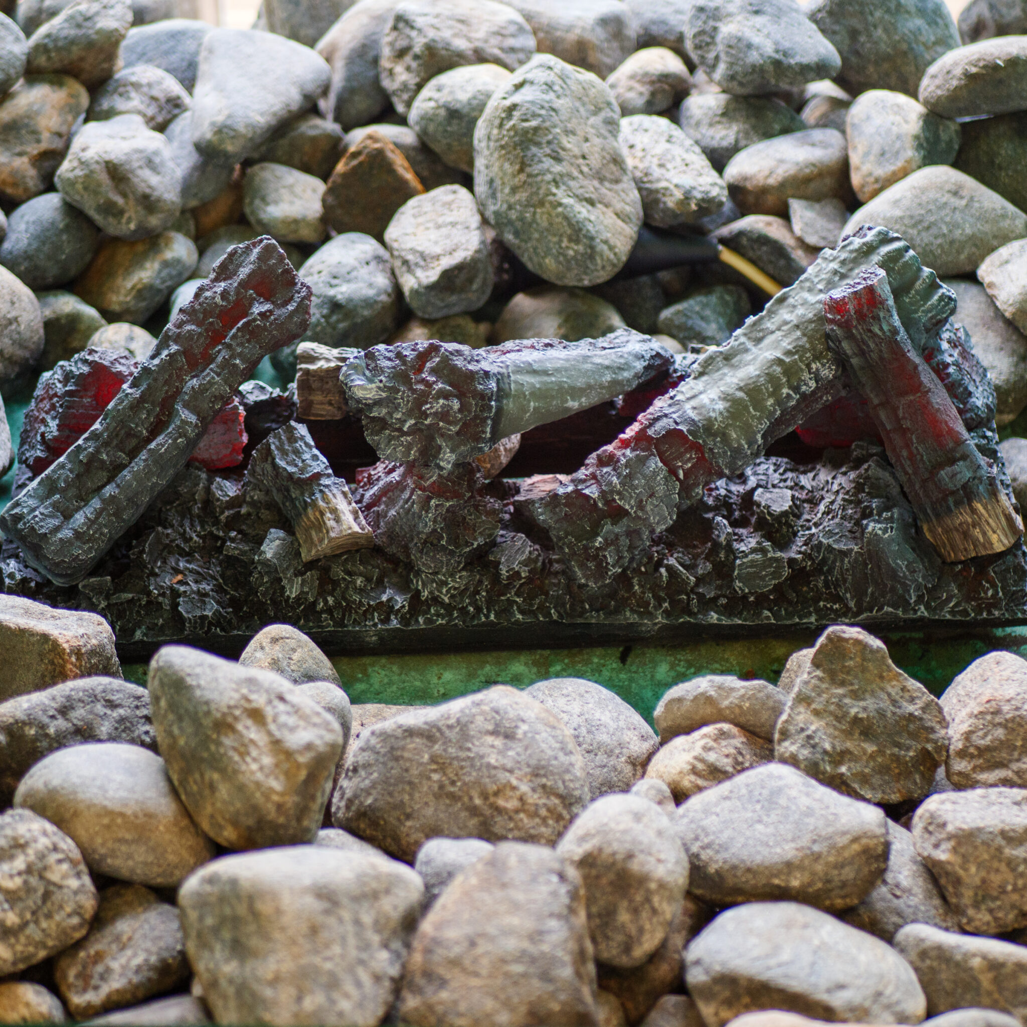 Dekoratiivne kamin kunstpalkide ja kividega.