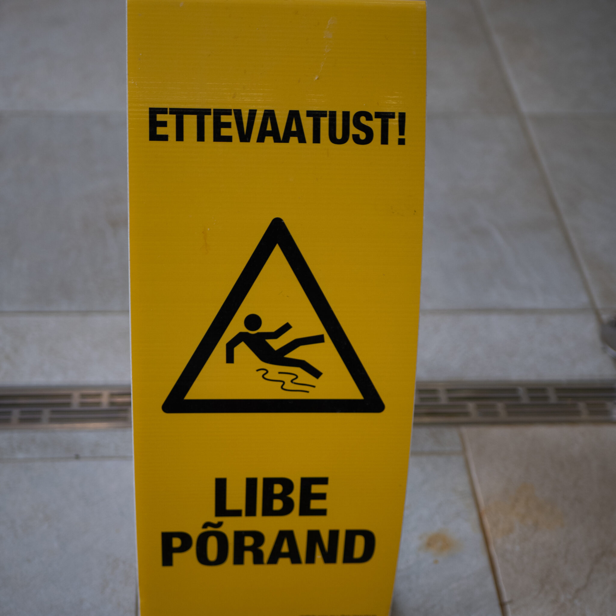 Hoiatussilt libeda pinna eest soome keeles.