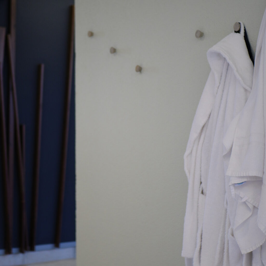 Valge hommikumantel ripub konksul vannitoas.