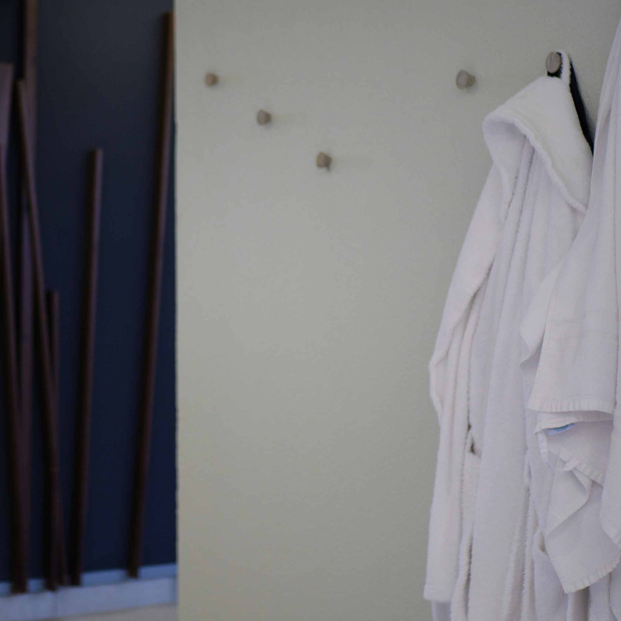 Valge hommikumantel ripub konksul vannitoas.