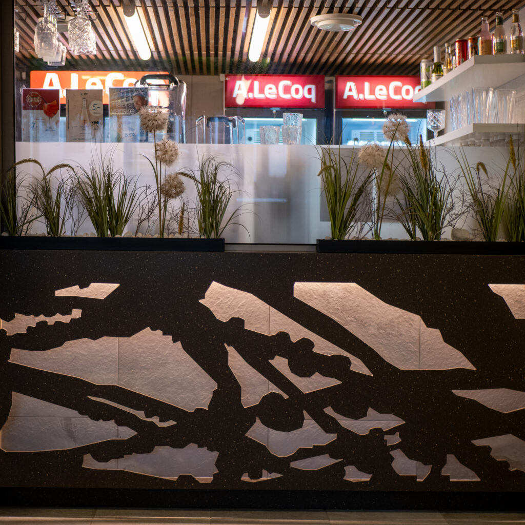 A. Le Coqi baar taimede ja erilise kujundusega.