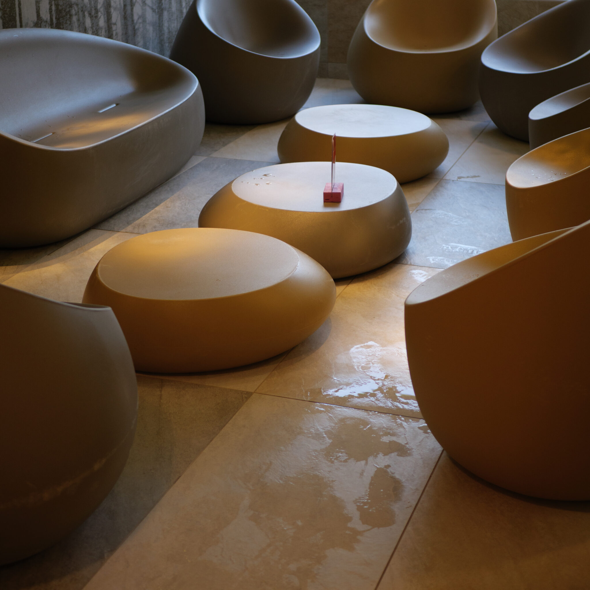 Moodne minimalistlik istumisala ümarate laudade ja voolujooneliste toolidega.