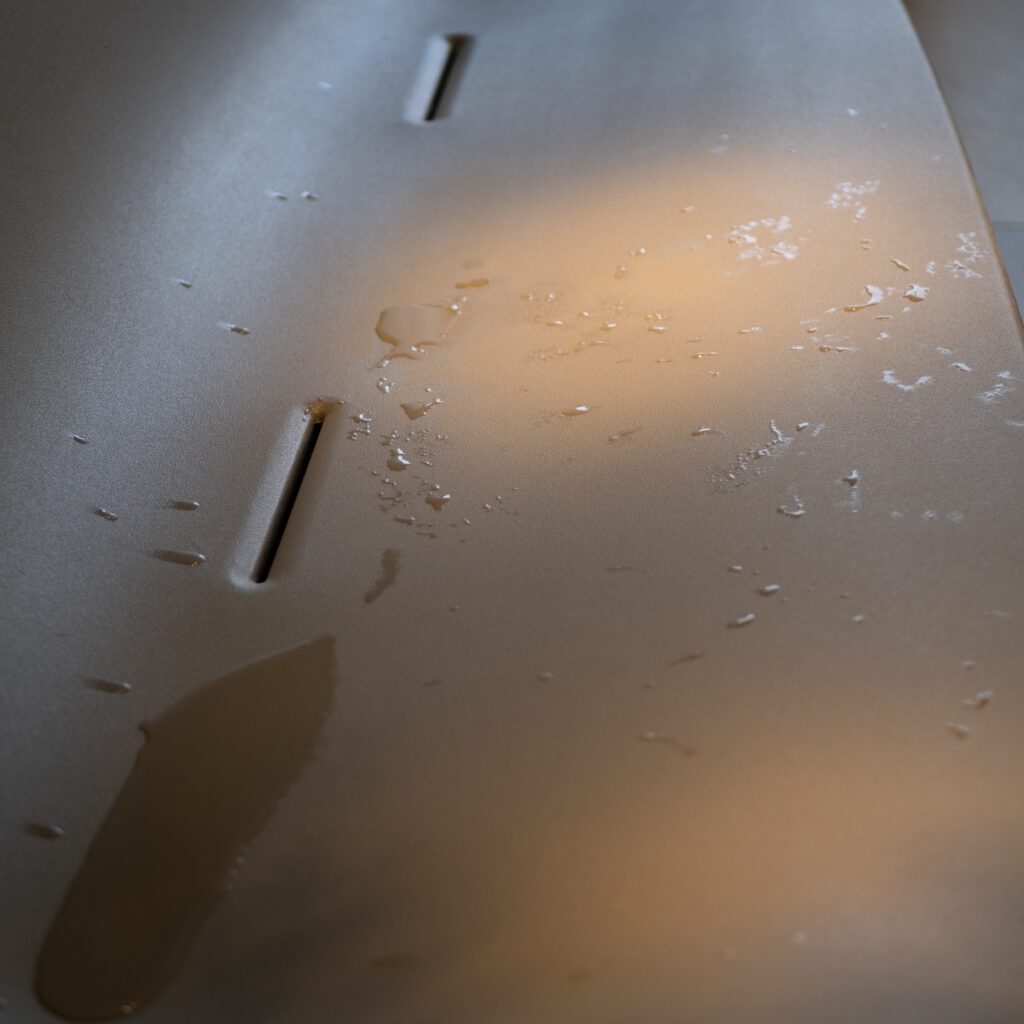 Metallpind veetilkade ja väikese auguga.