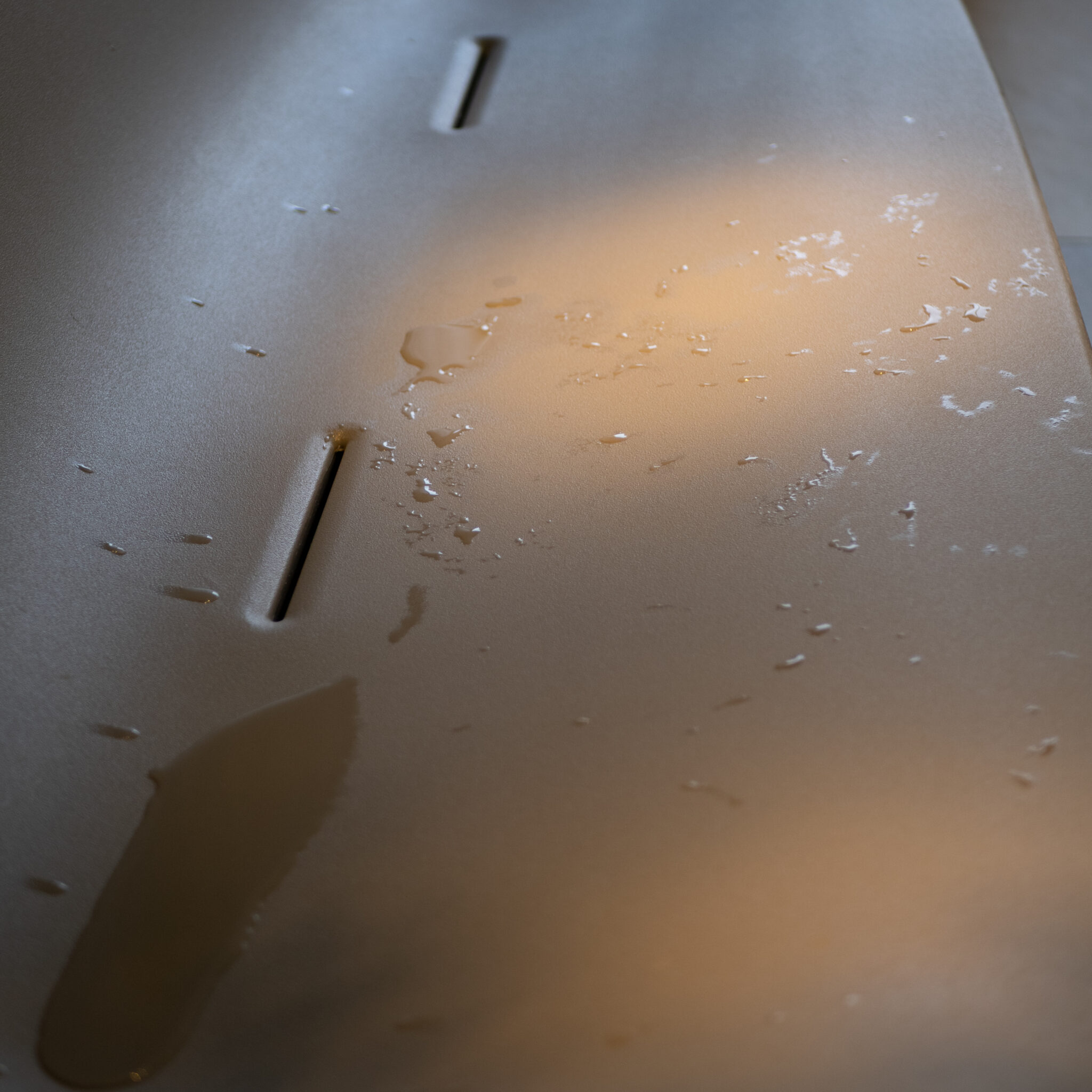 Metallpind veetilkade ja väikese auguga.