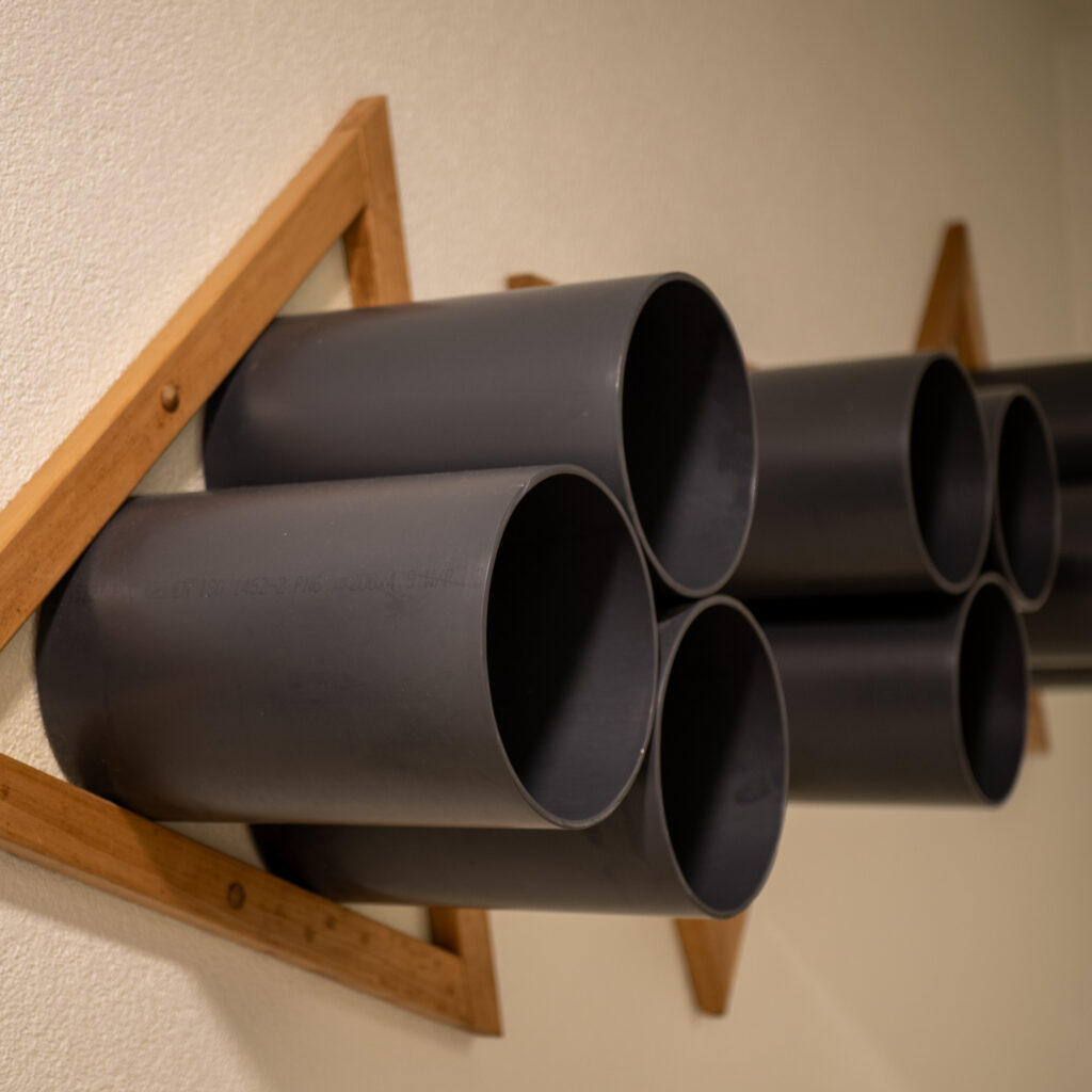 Neli halli toru ripuvad seinal.