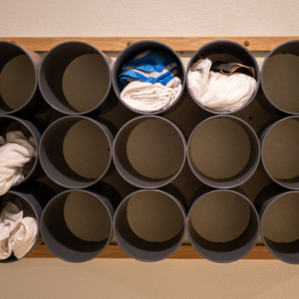 PVC-torud hoiustamiseks, sees rätikud ja plastkott.