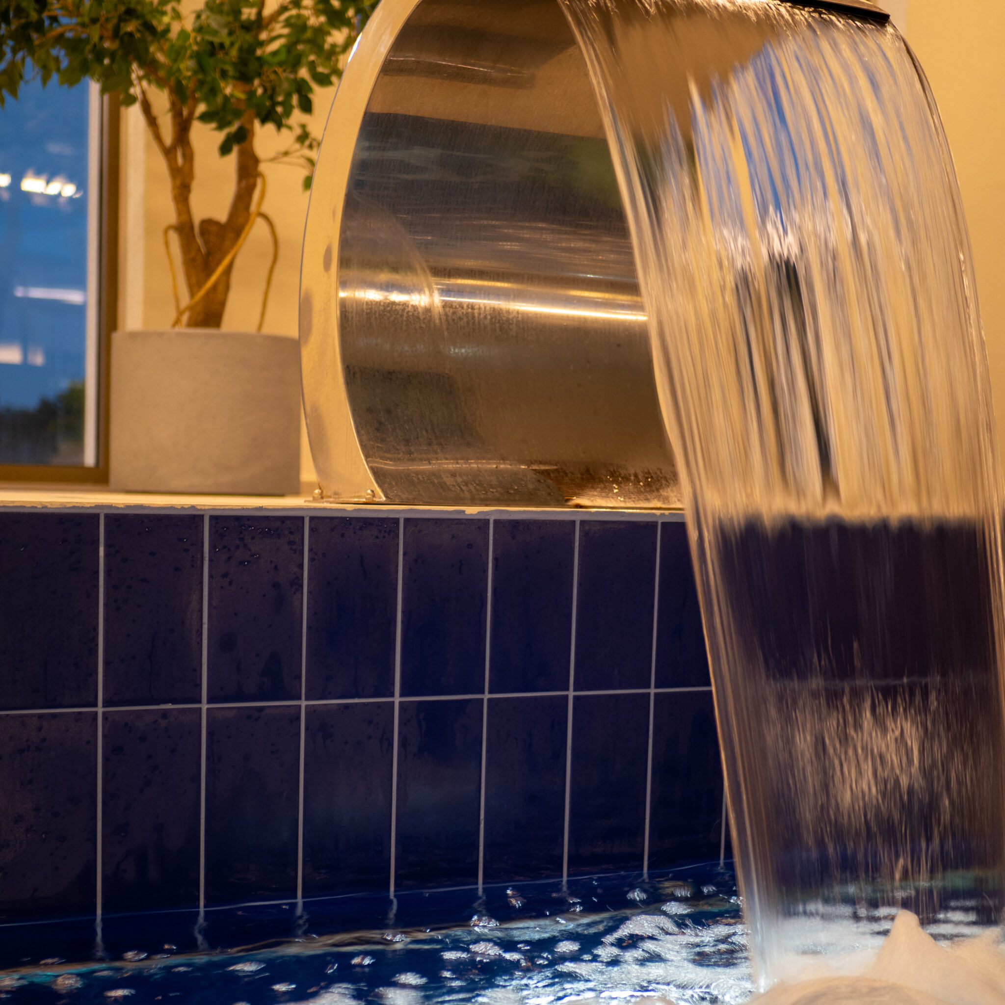 Veejoa langeb siniste plaatidega basseini.