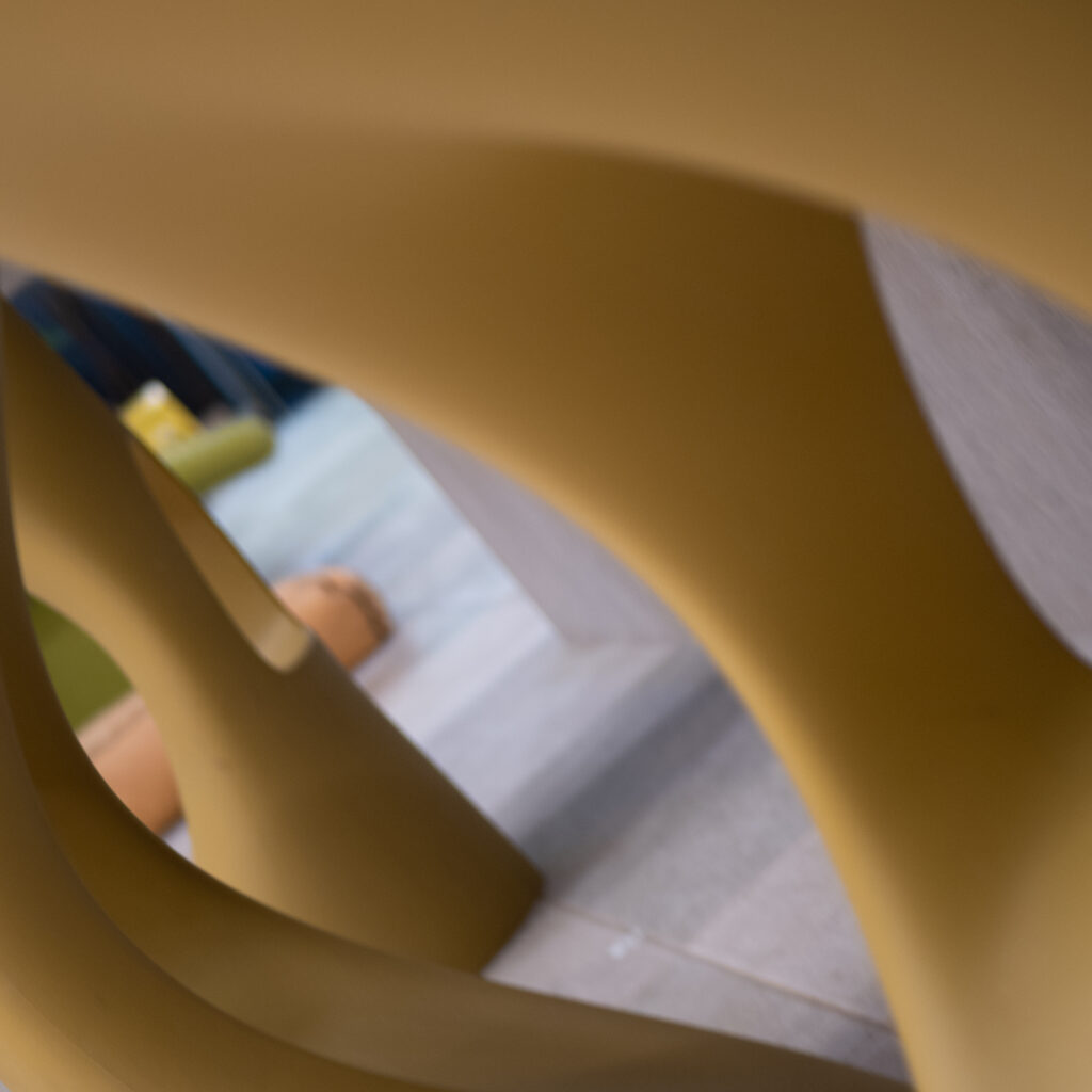 Udune pilt kollasest struktuurist häguse taustaga.