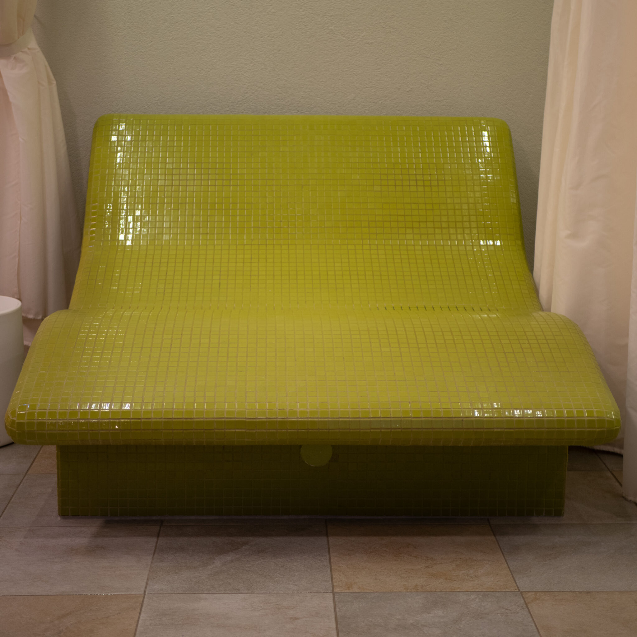 Laimiroheline plaaditud pink spaa interjööris.