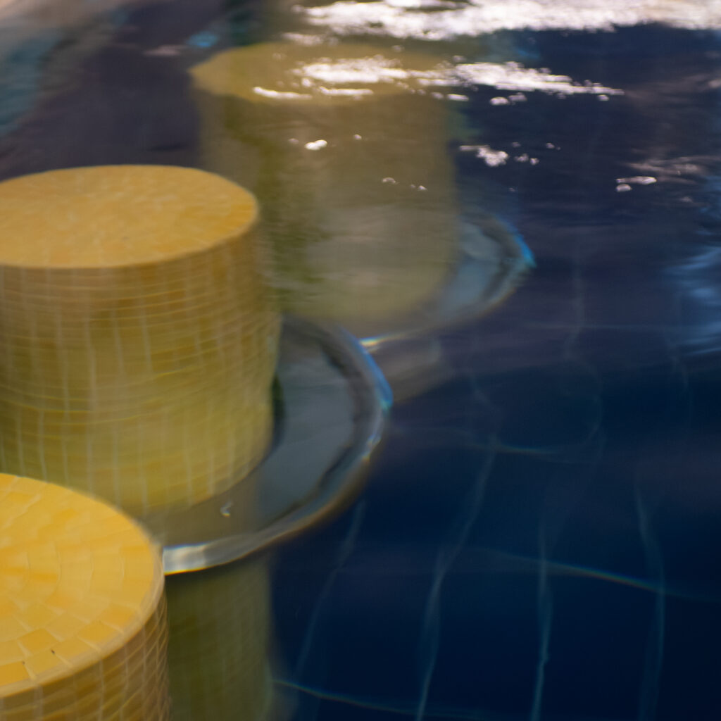 Kollased plaadid basseinis.