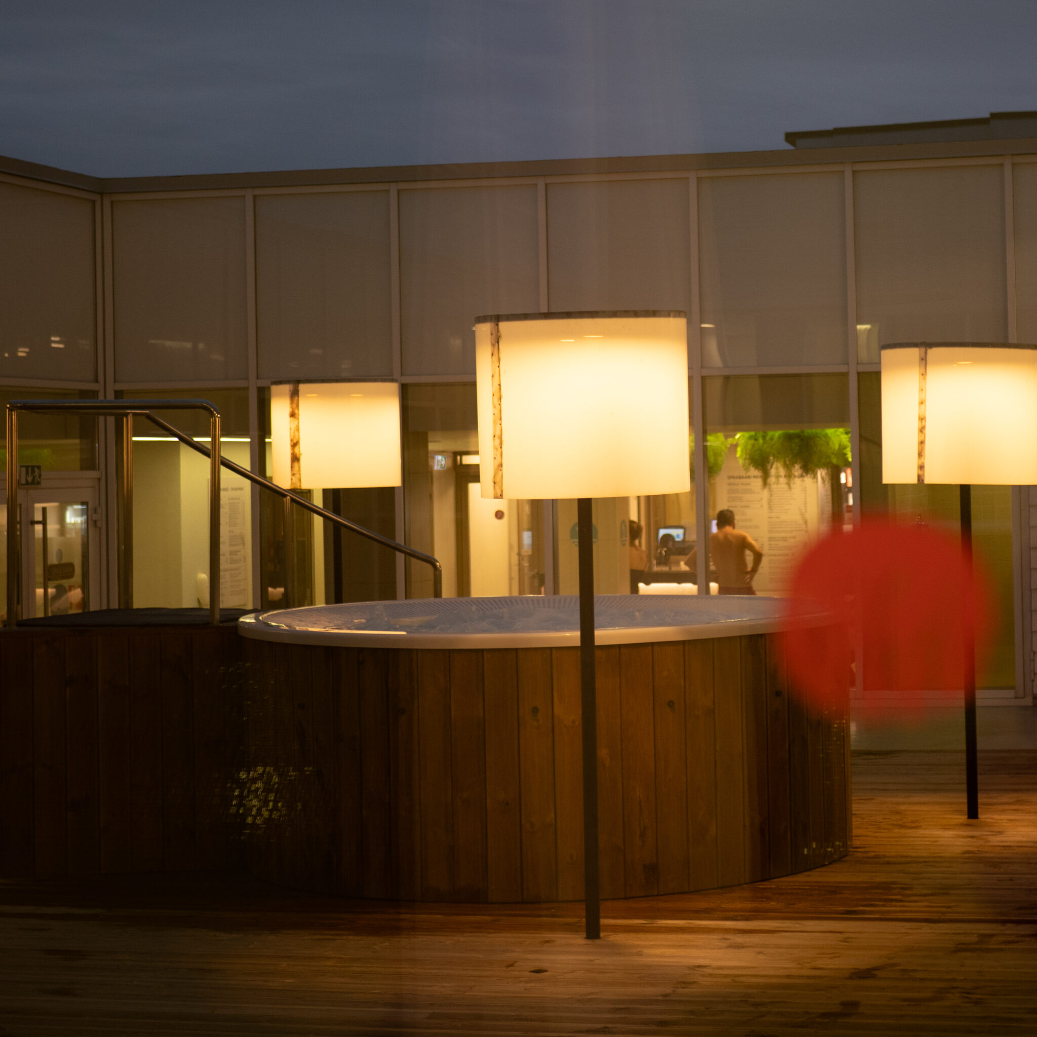 Mullivann lampide ja punase peegeldusega.