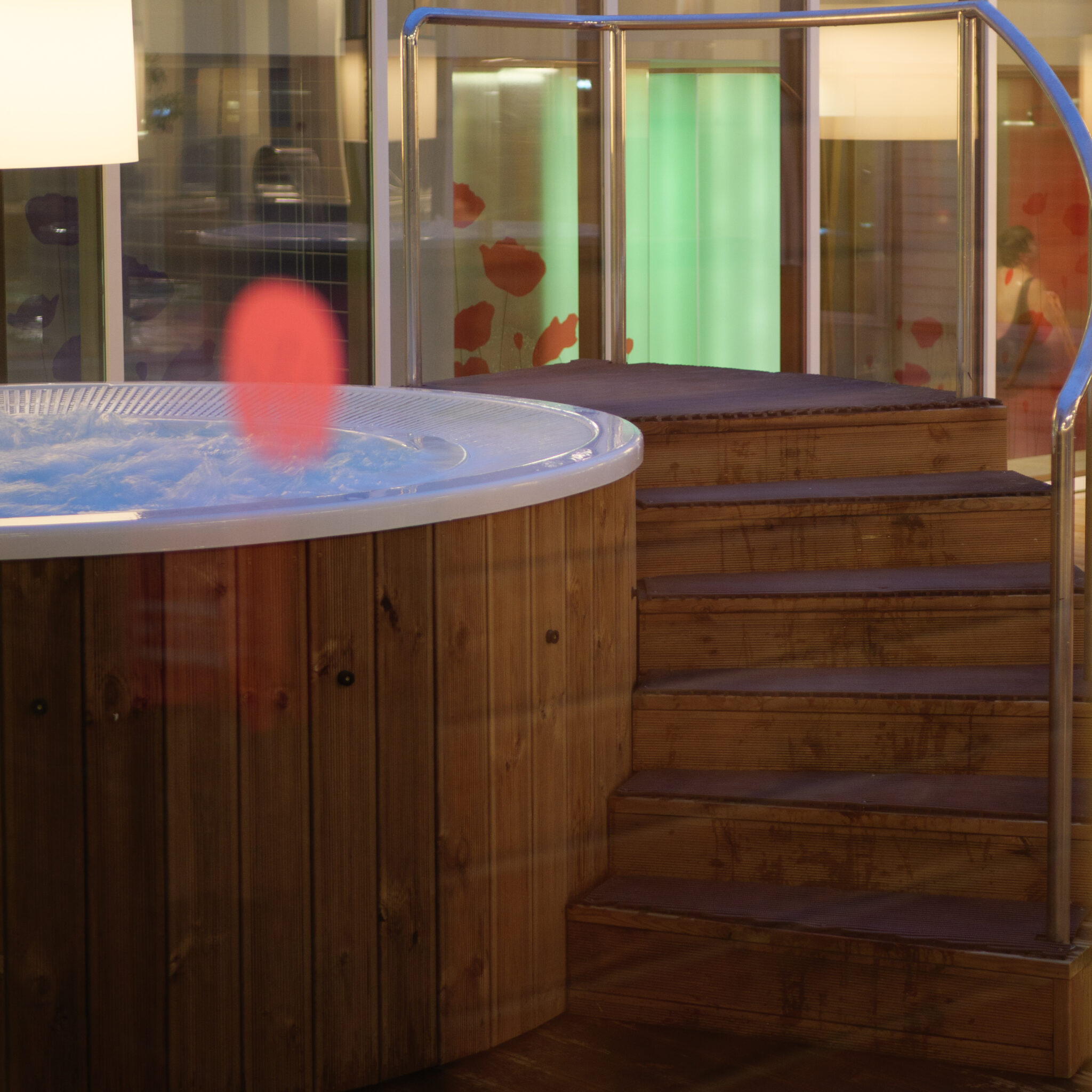 Moodne mullivann puidust detailide ja klaaspiirdega.