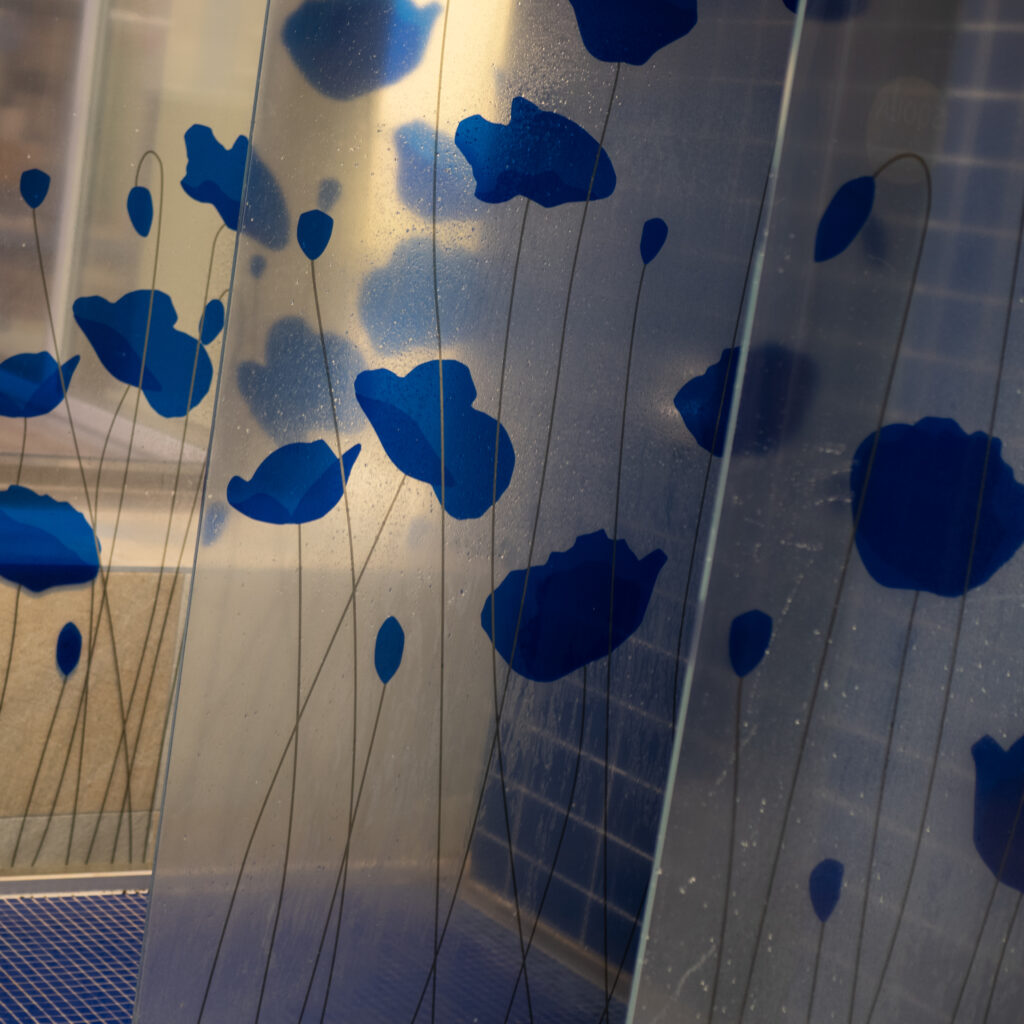 Sinised lilled klaasseinal.