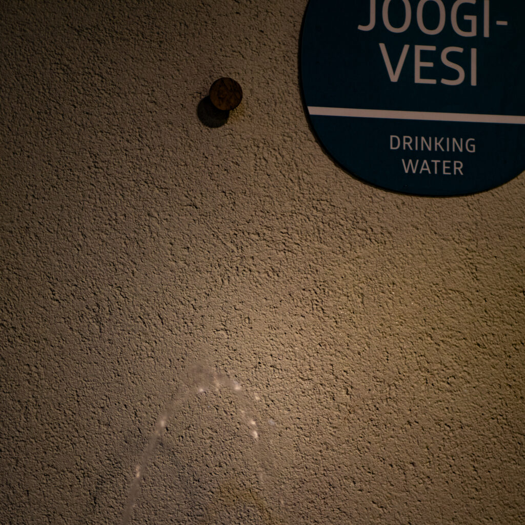 Joogivee allikas seinal.