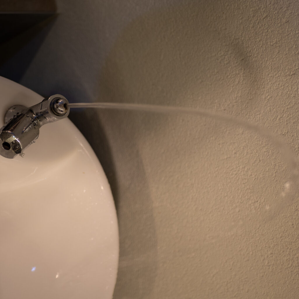 Vesi voolab kraanist kraanikaussi.