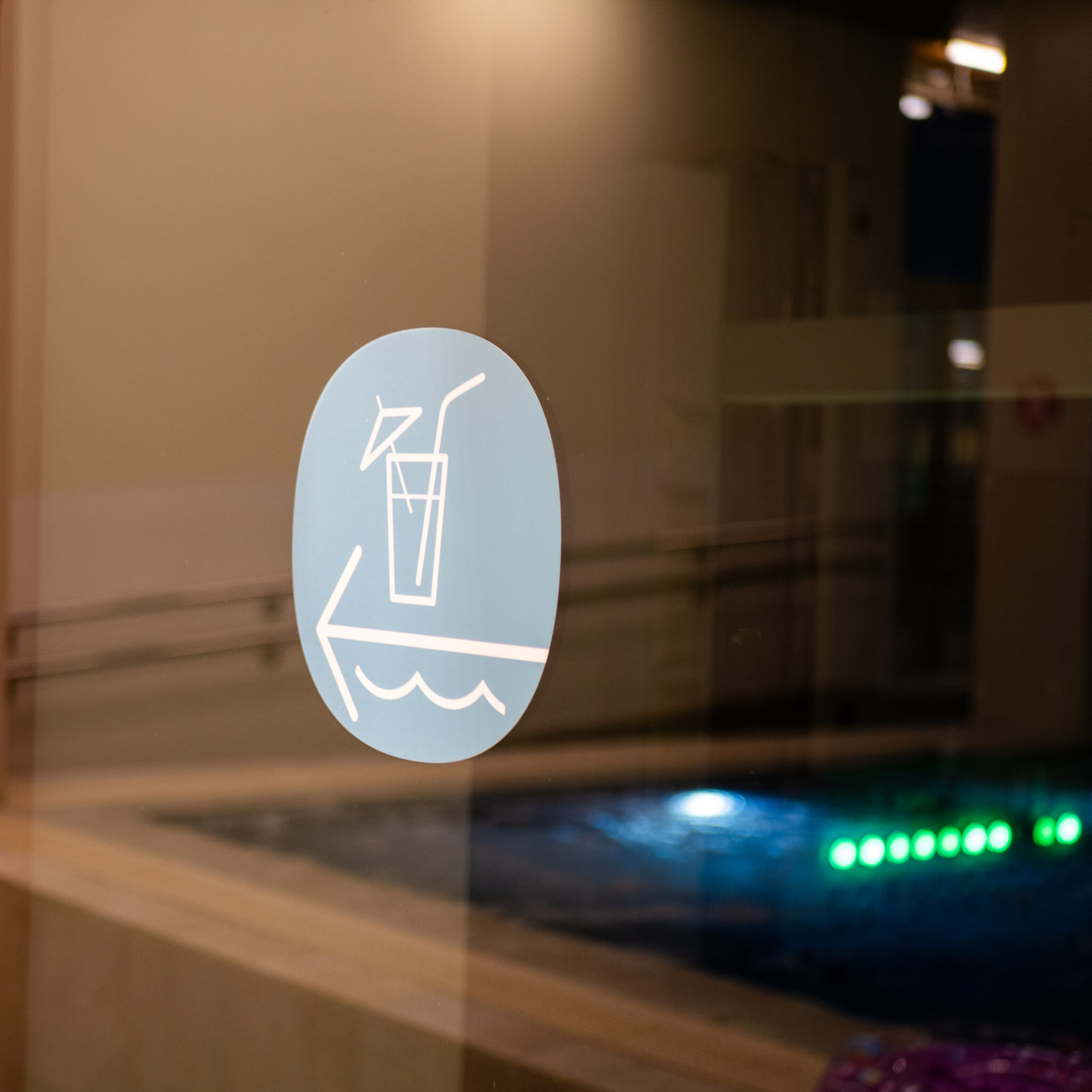 Silt viitab joogiga basseini suunas.