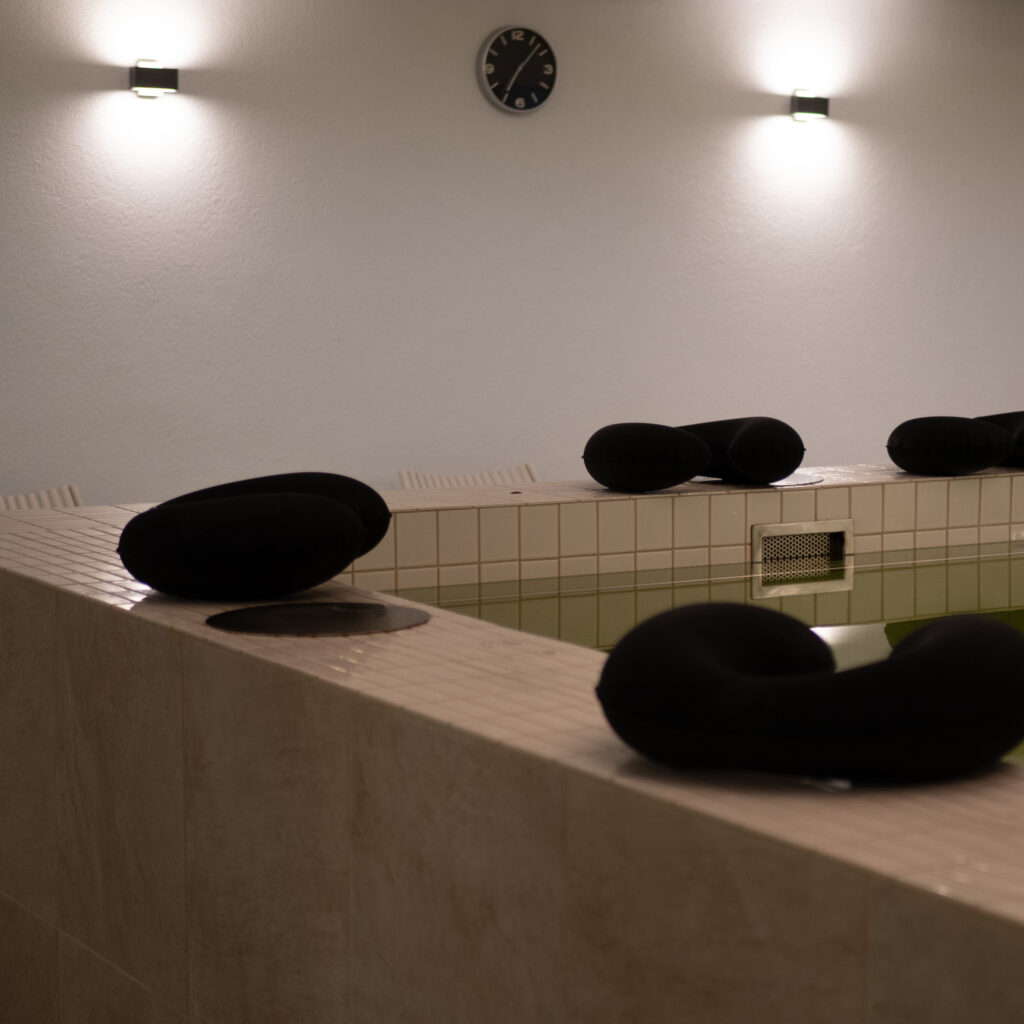 Rahulik sisebassein mustade patjade ja kellaga.