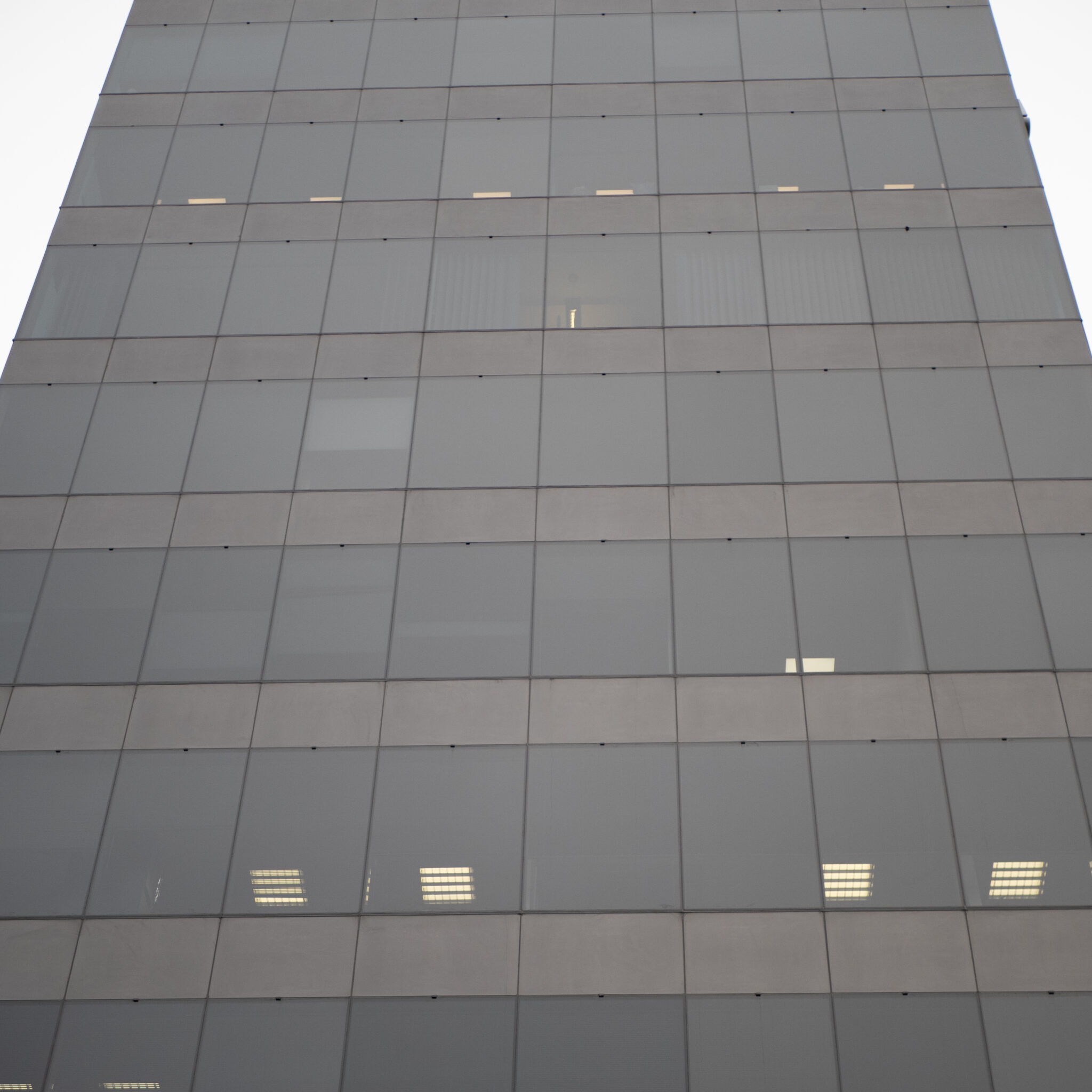 Kõrge kaasaegne klaasfassaadiga hoone.