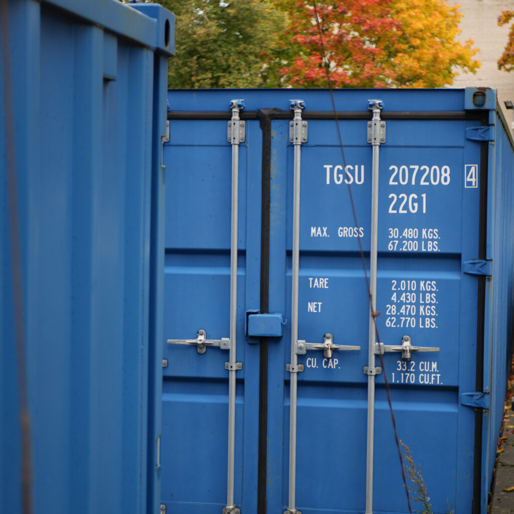 Kaks lukustatud sinist konteinerit.