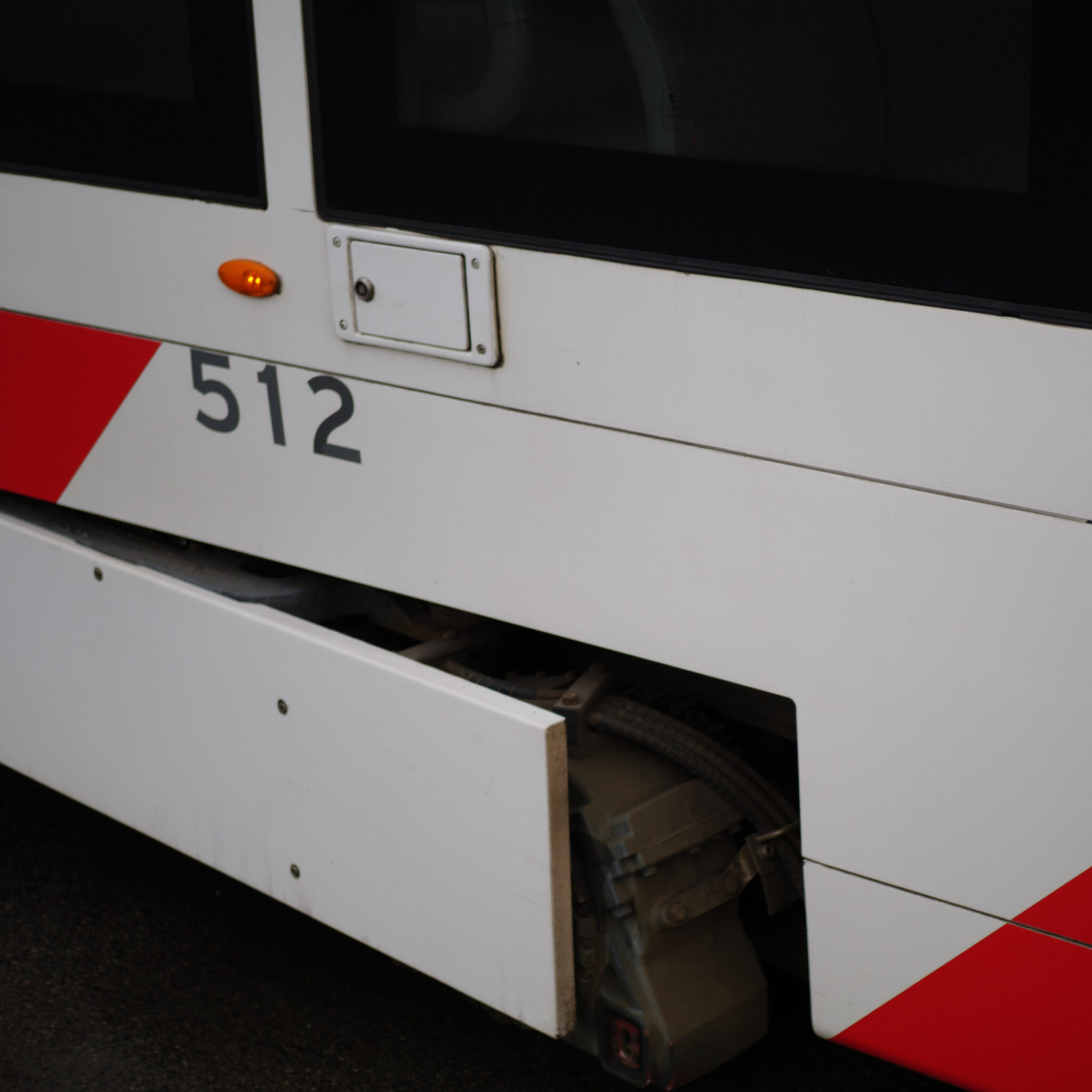 Buss number 512 punaste ja valgete triipudega.