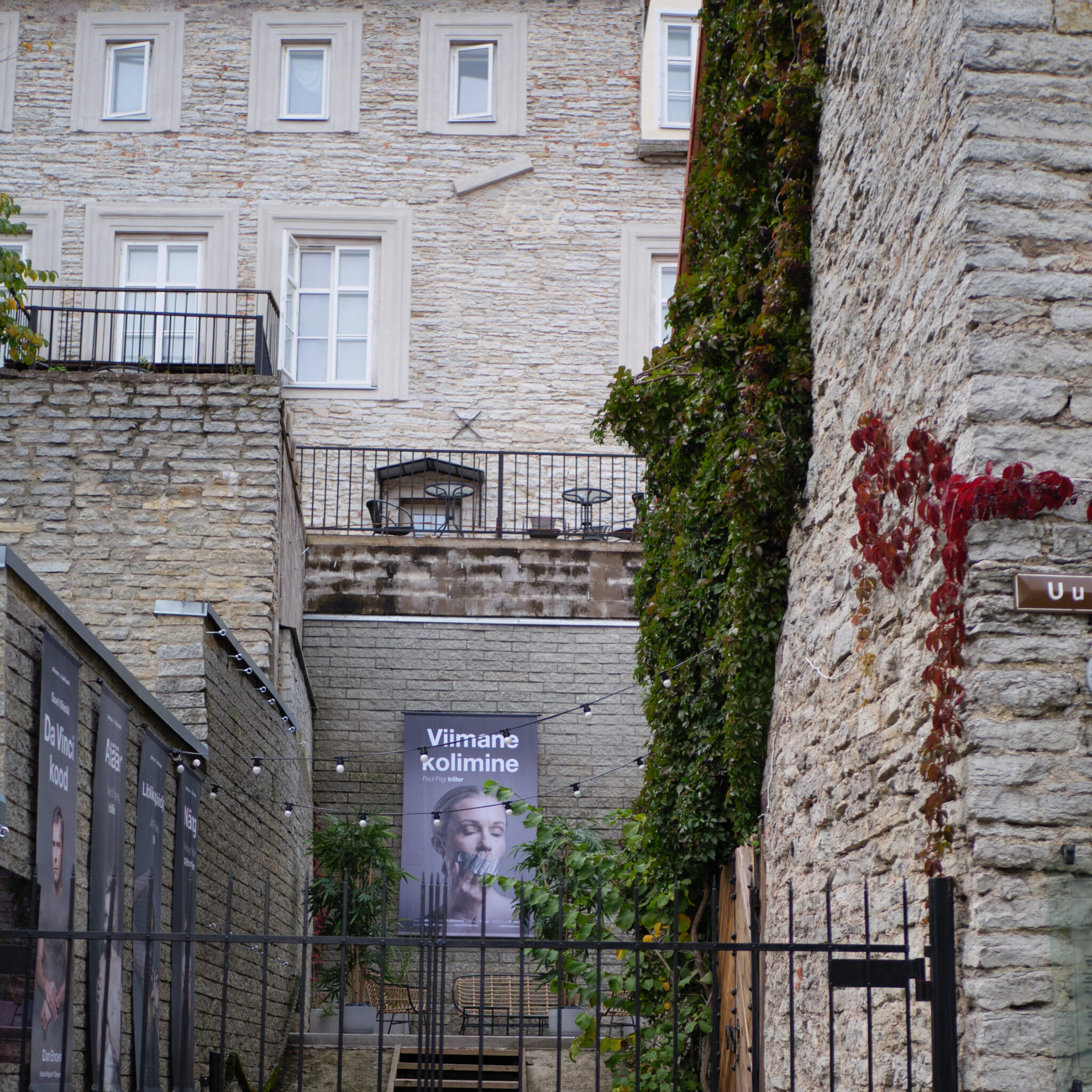 Kivist hoone luuderohuga ja bänneriga Tallinnas.