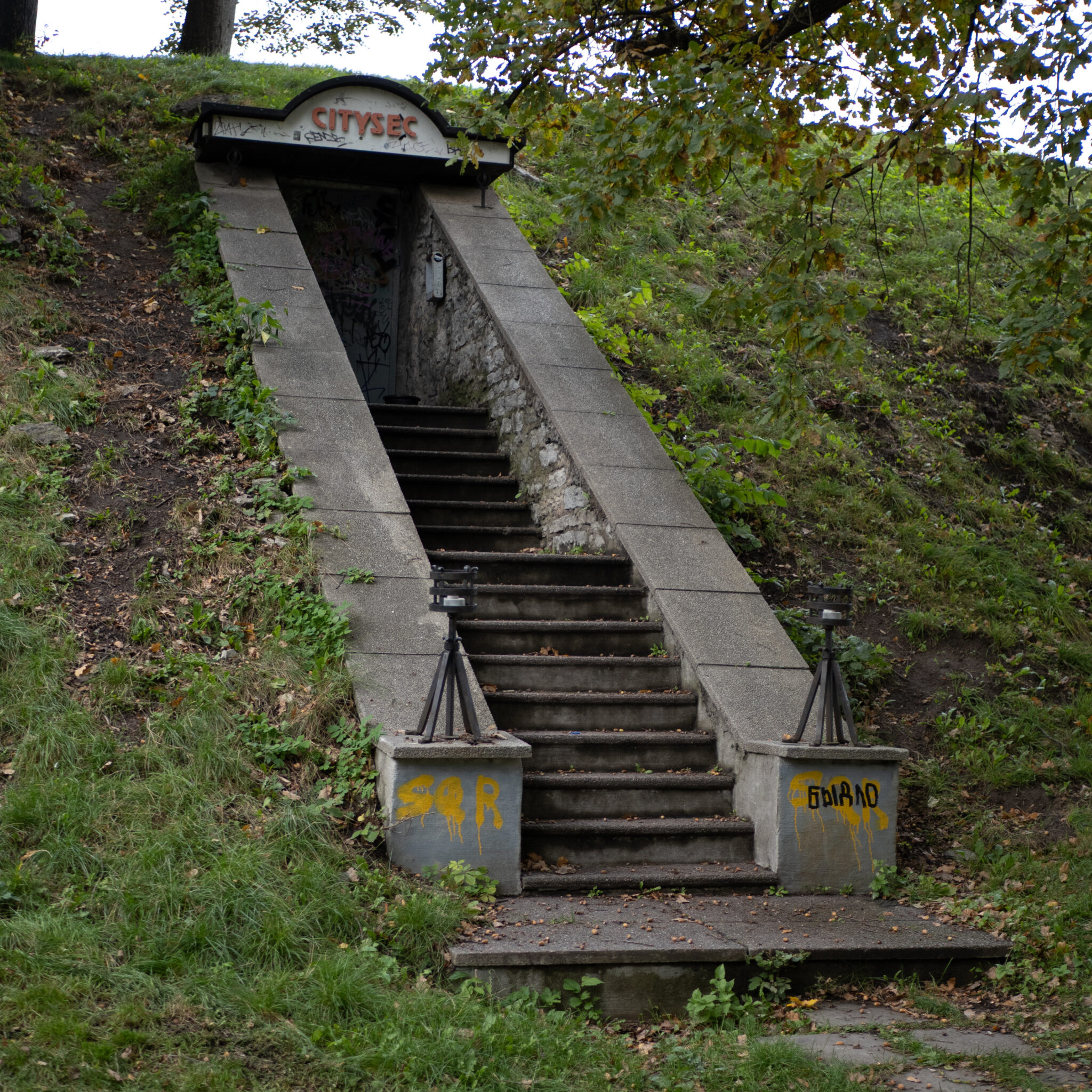 Vana grafitiga kaetud trepp laskub mäest alla.