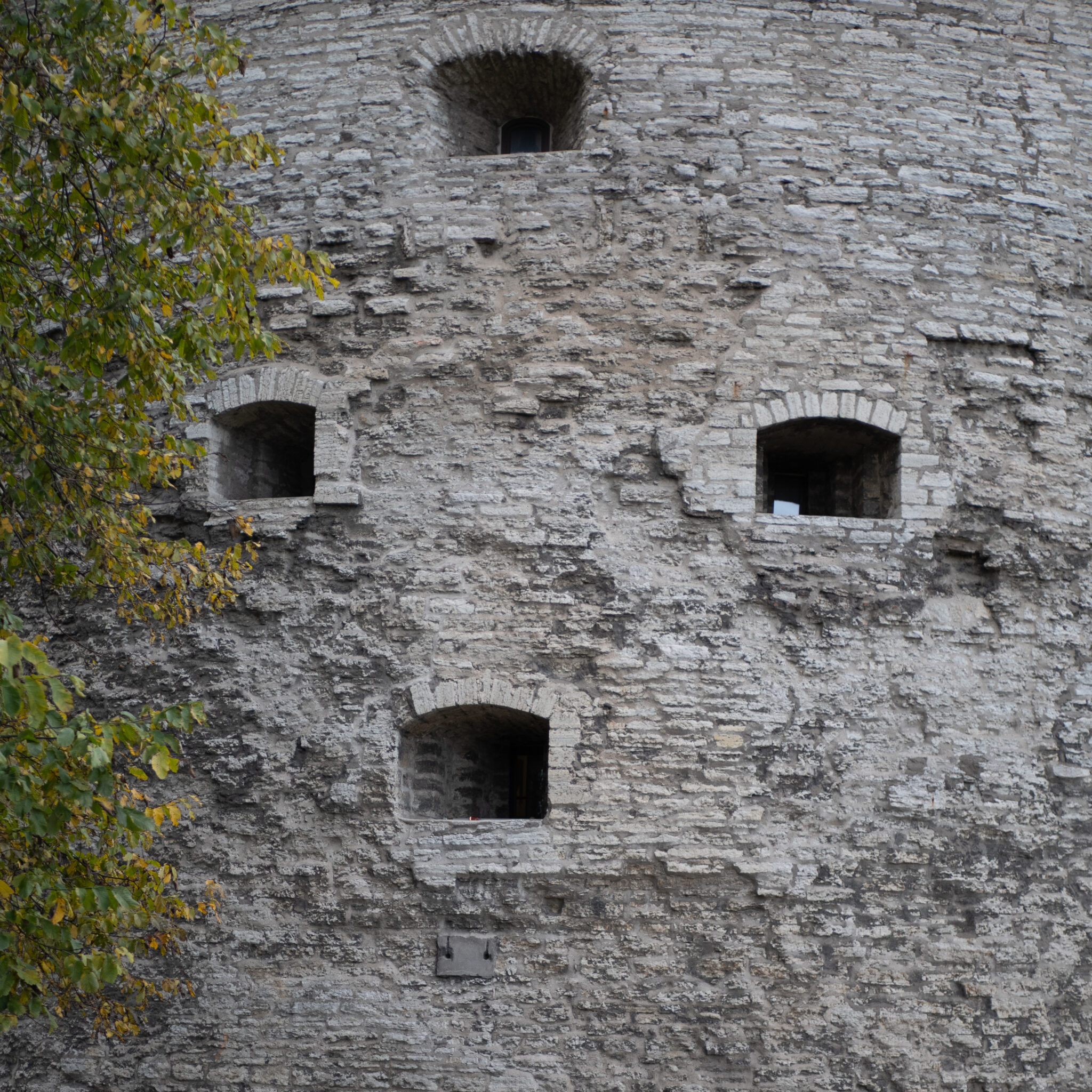 Vana kivist torn kolme aknaga.