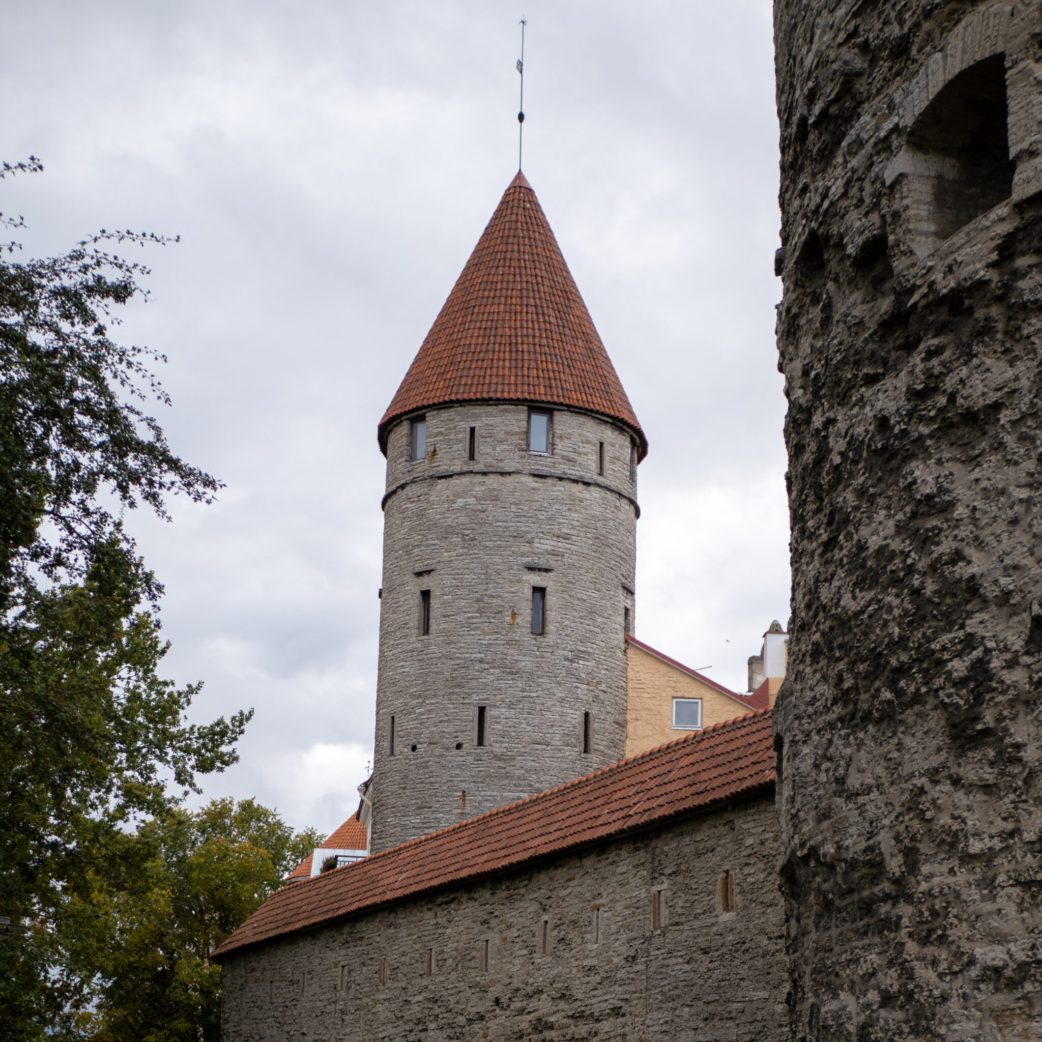 Ajalooline torn punase katusega Tallinnas.