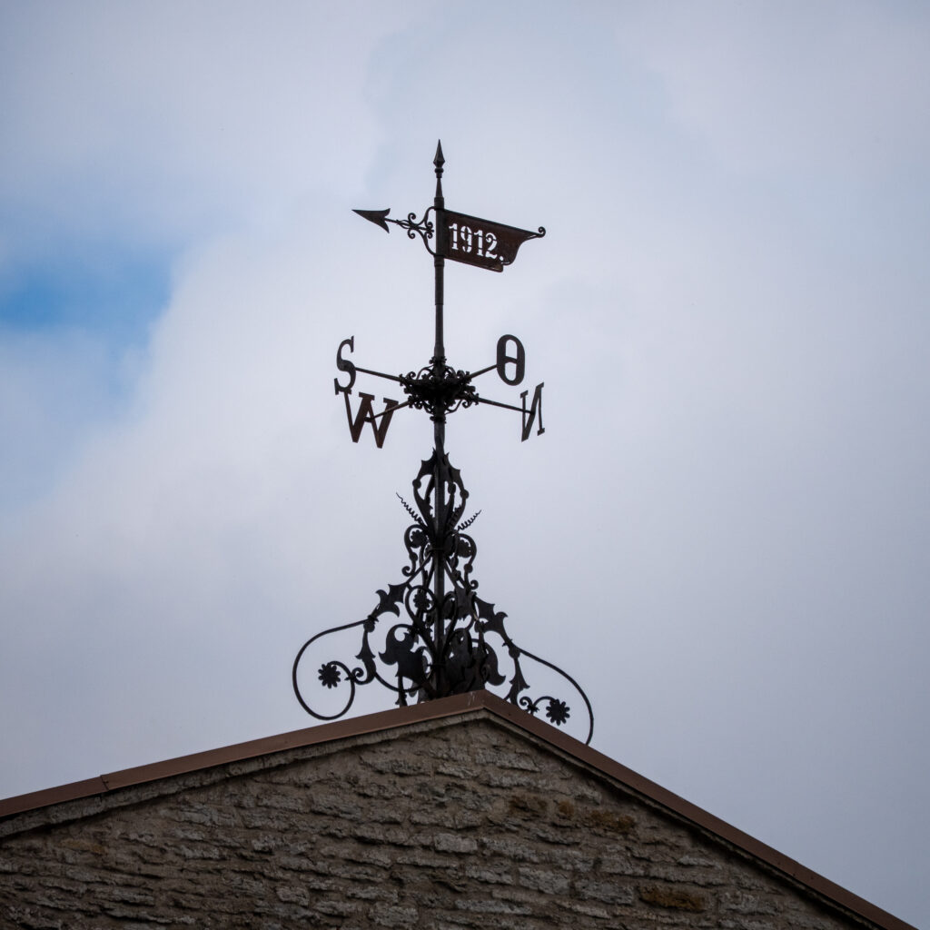 Ilmakaaregaornament ja kuupäev 1912 kivist hoone tipus.