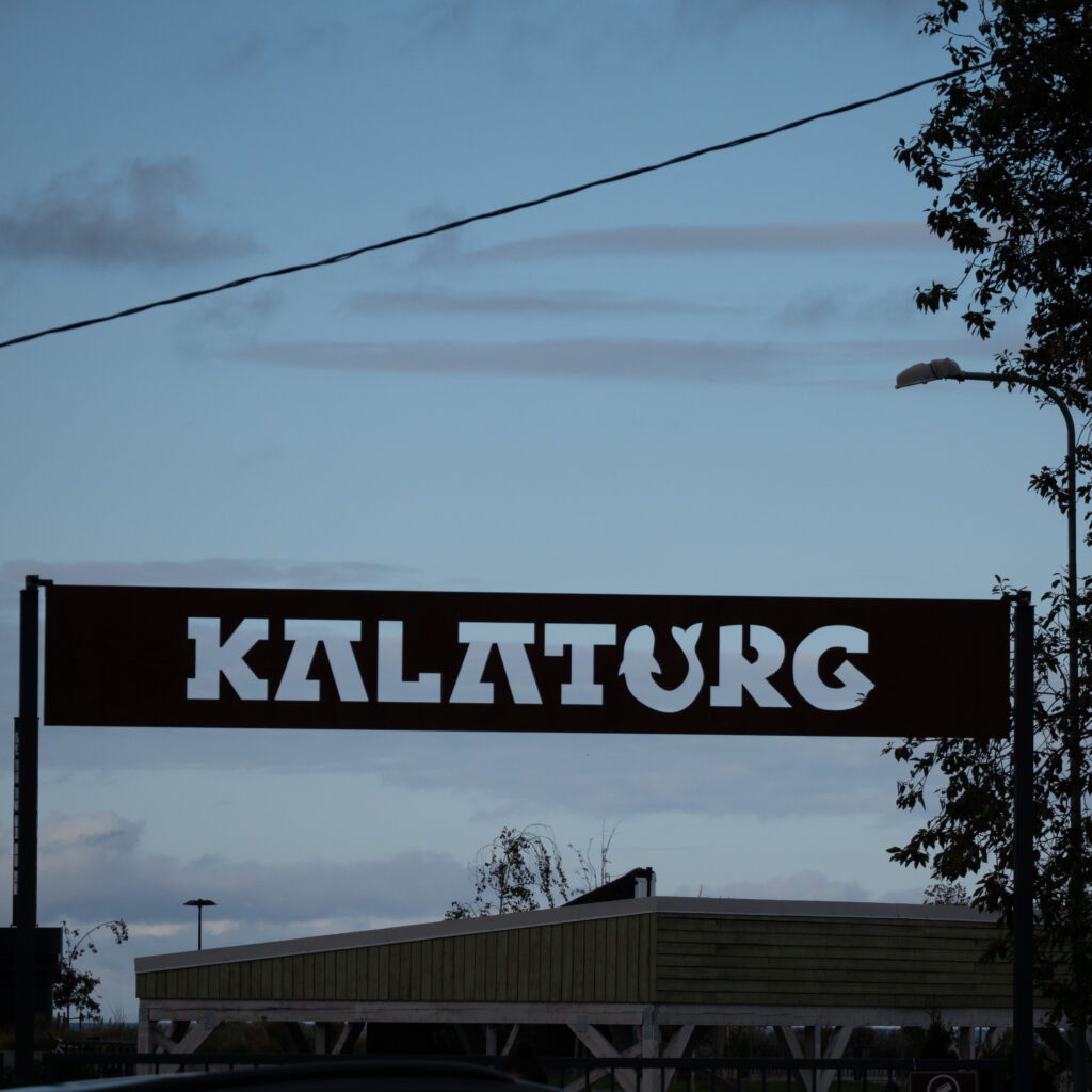 Kalaturg silt hoone ees.