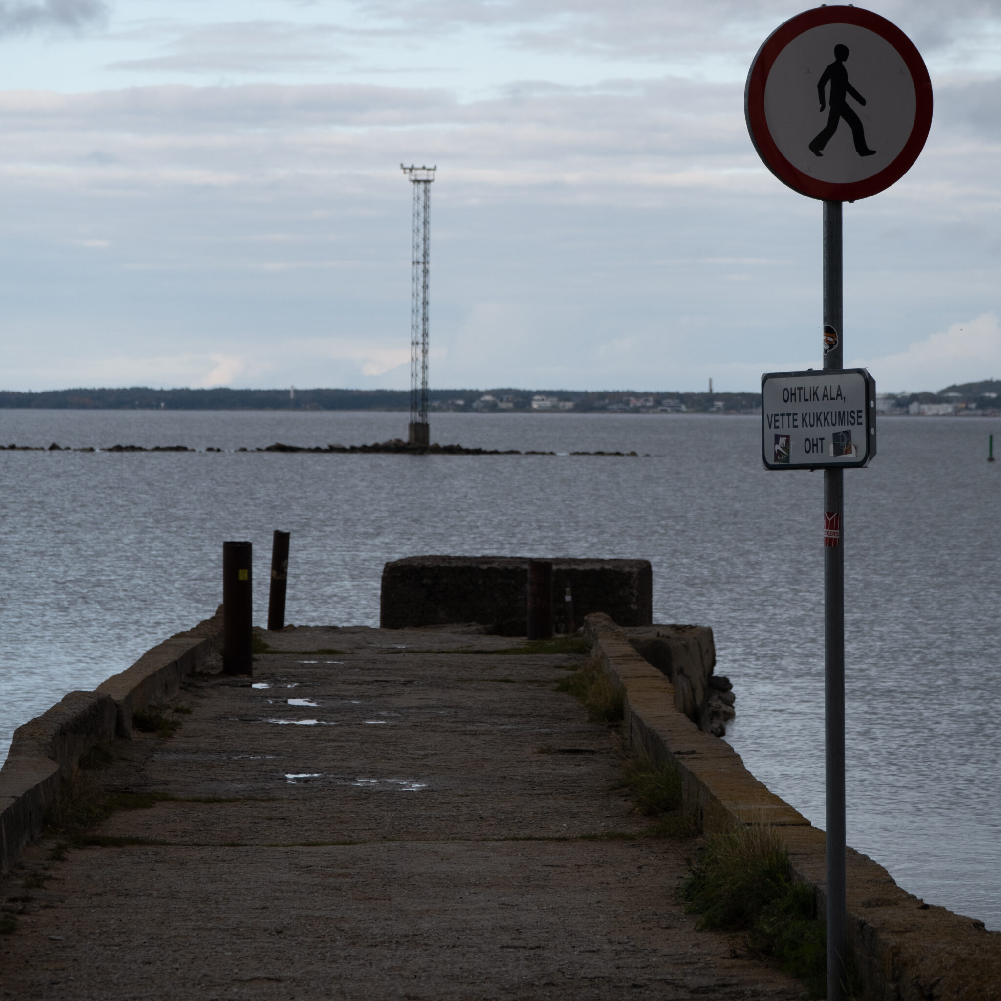 Sild jalakäijate ülekäigukoha sildiga.