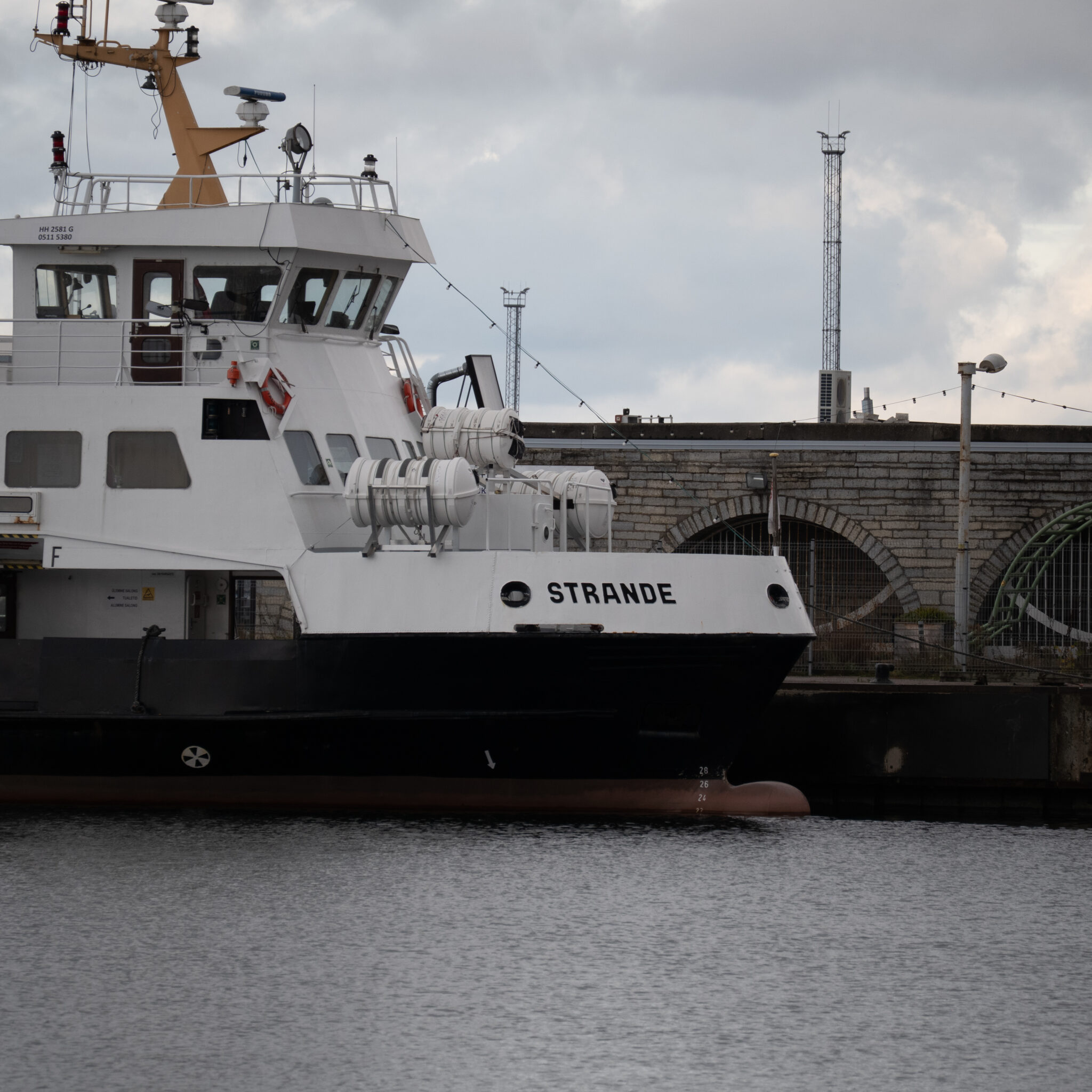 Suur paat nimega Strande seisab sadamas.